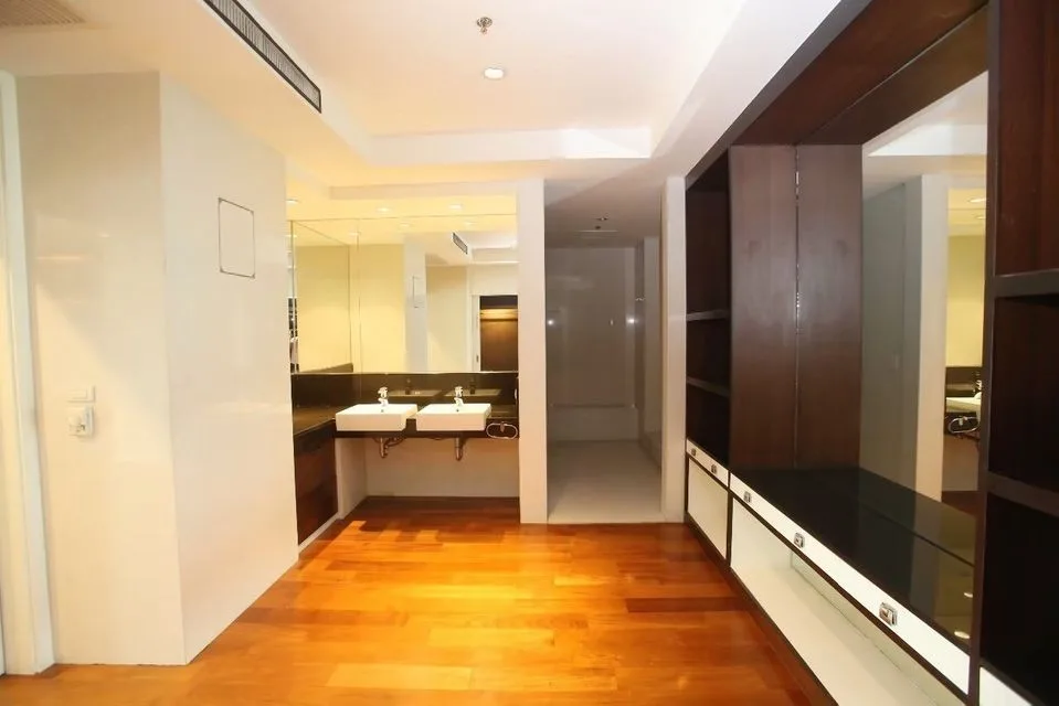 Property photos for Royal Residence Park