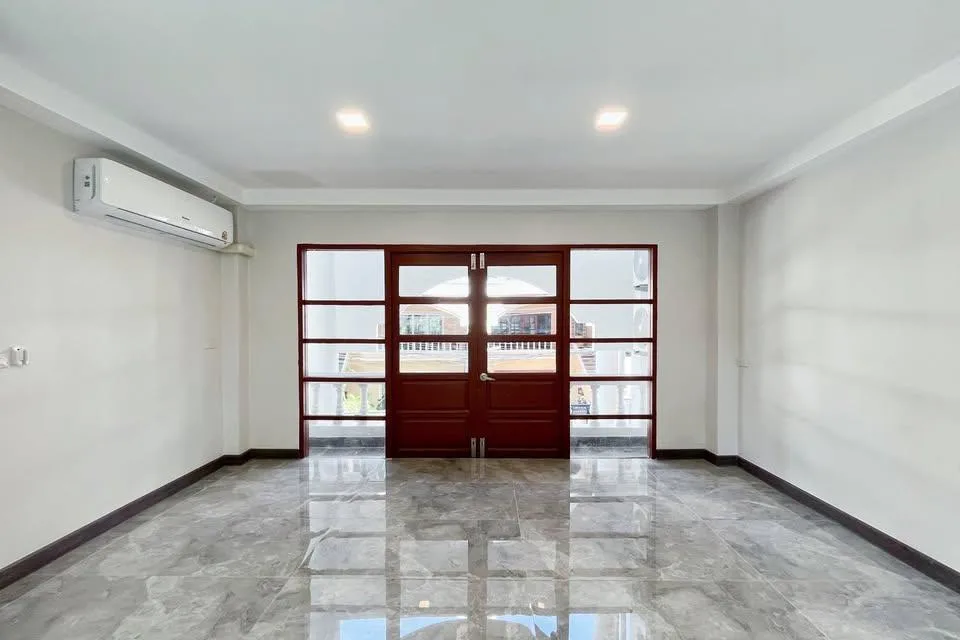Property photos for White Mansion