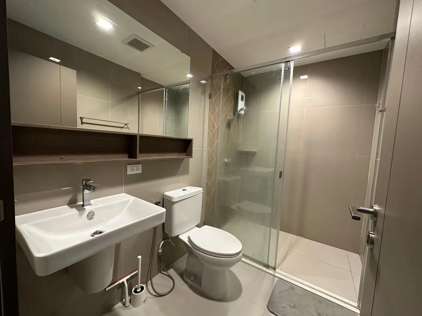 Property photos for THE LINE Phahonyothin Park