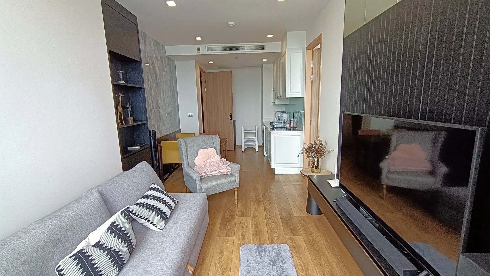 Property photos for Noble BE 33