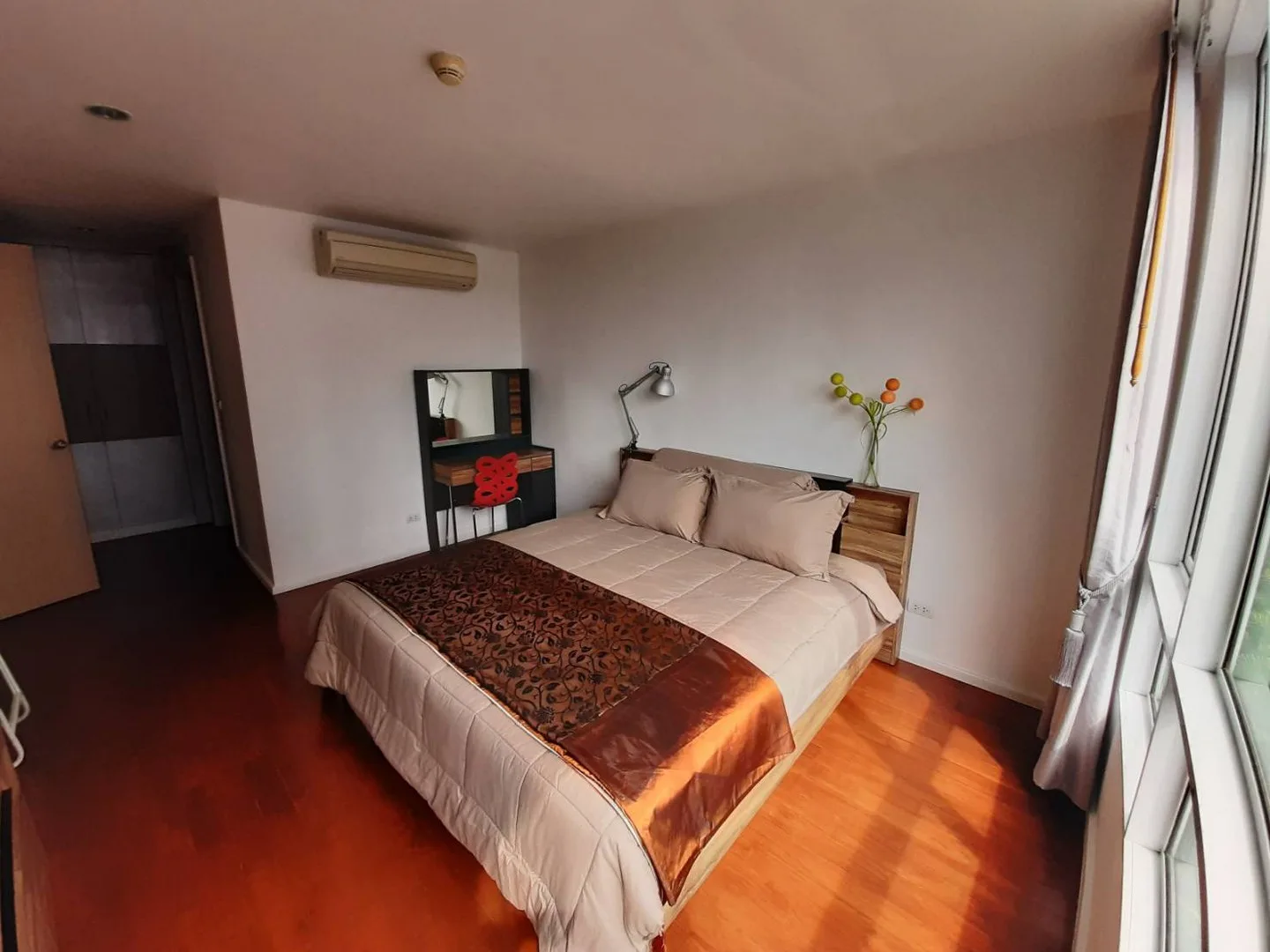 Property photos for Siri On 8