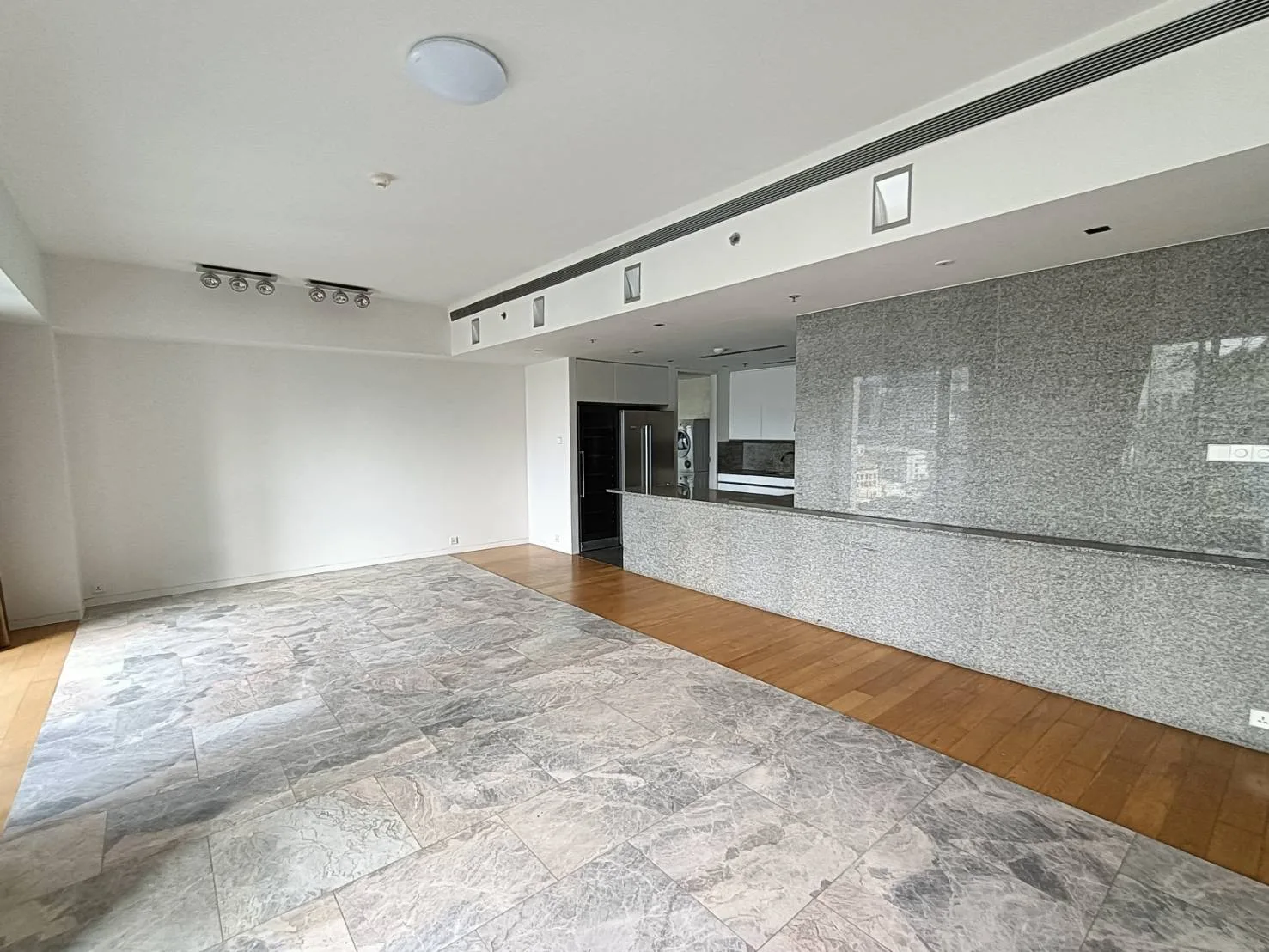 Property photos for The Met