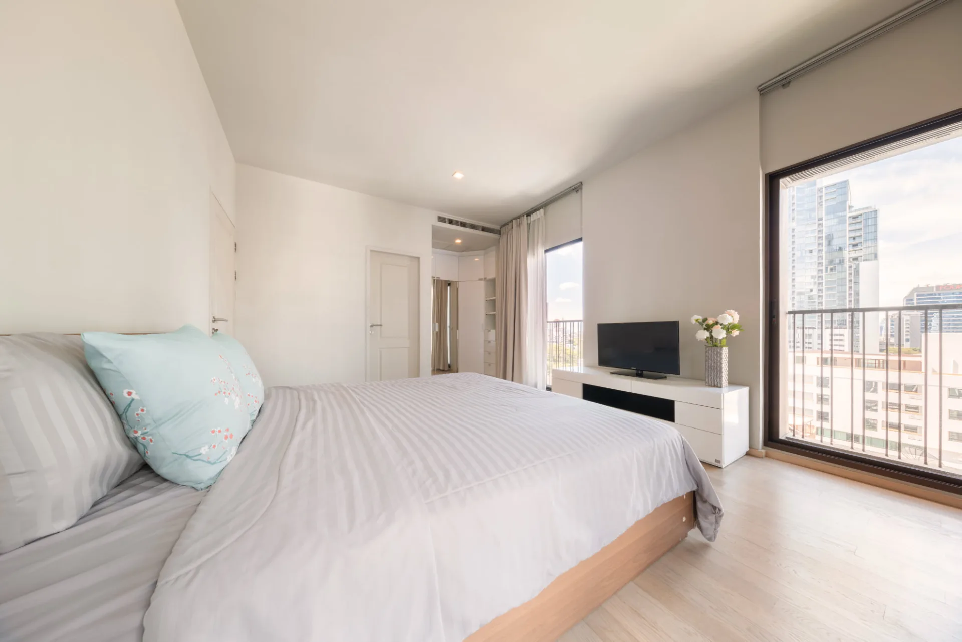 Property photos for Noble Refine