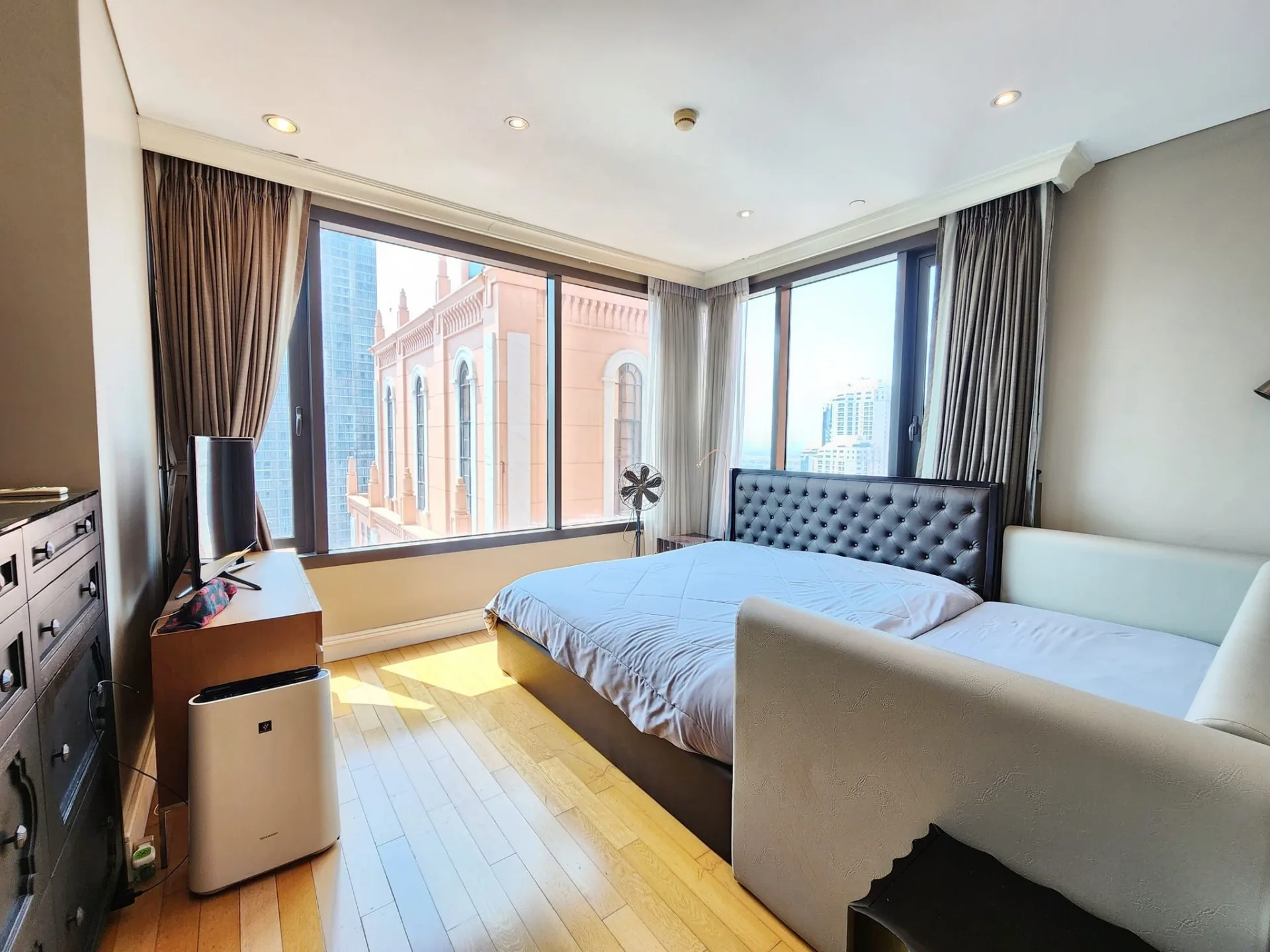 Property photos for Aguston Sukhumvit 22