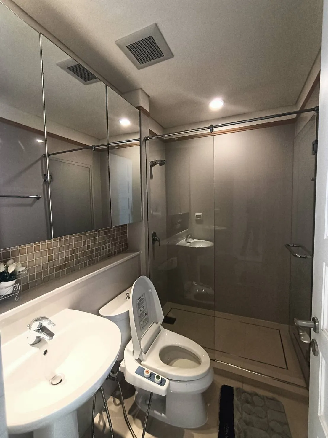 Property photos for Aguston Sukhumvit 22