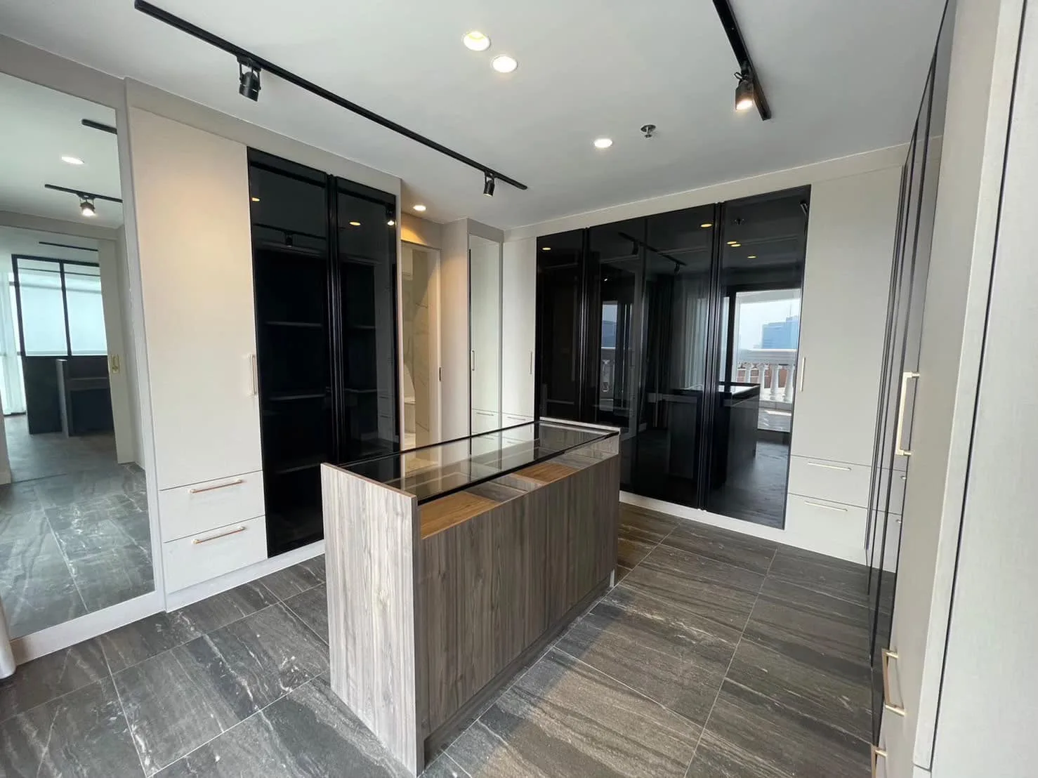 Property photos for State Tower