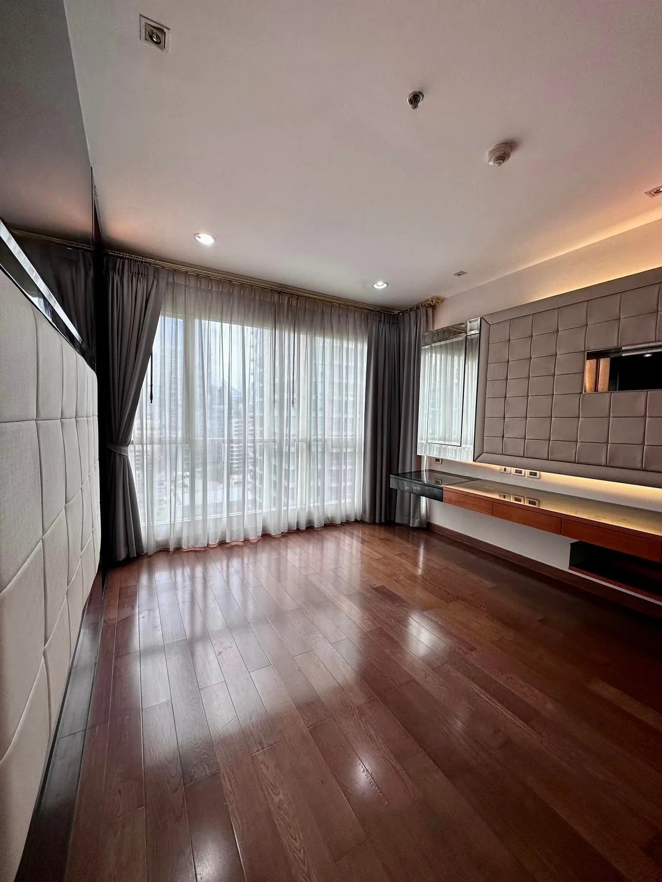 Property photos for The Address Chidlom