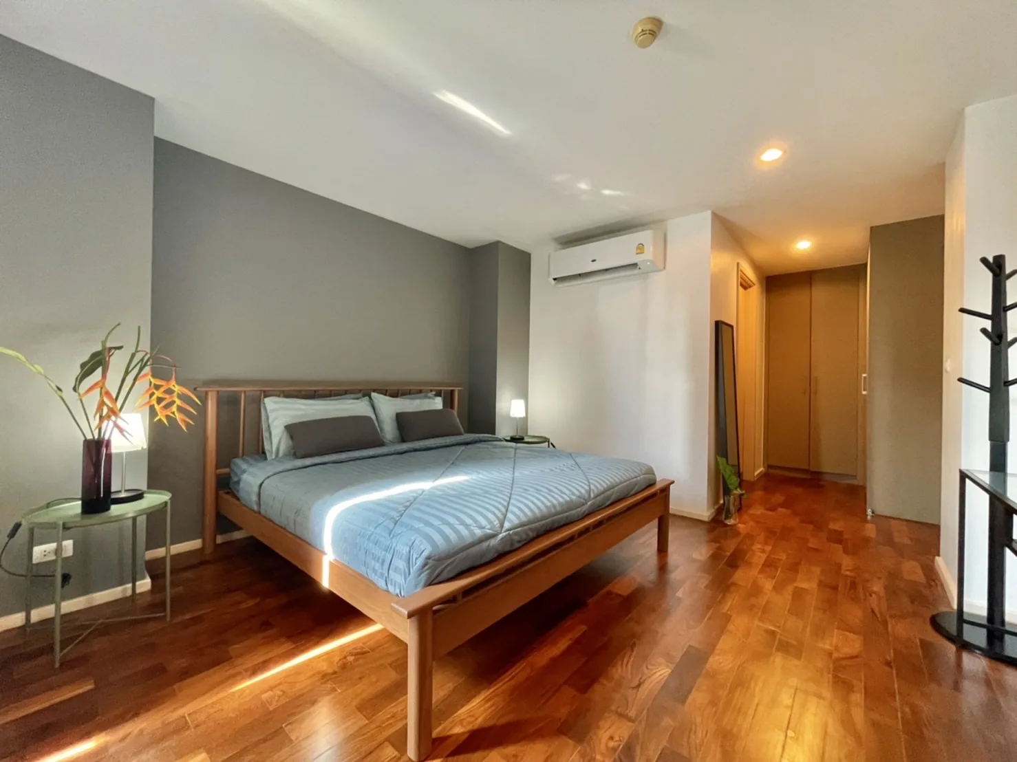 Property photos for Siri On 8