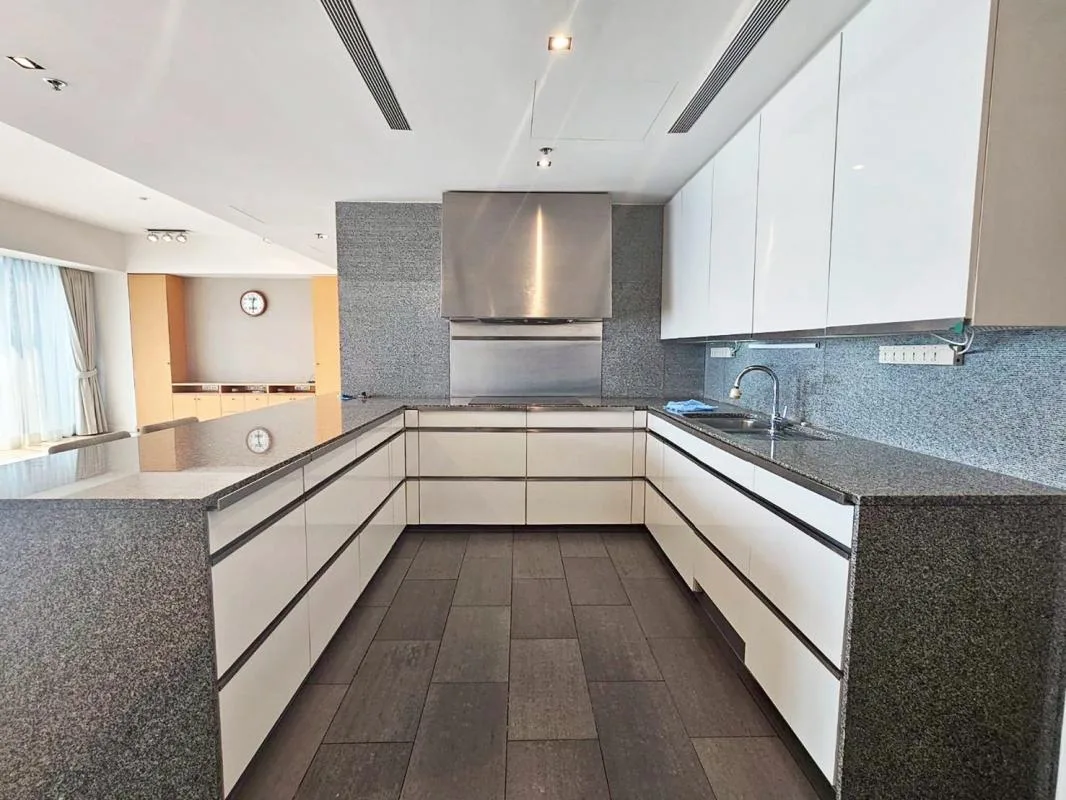 Property photos for The Met