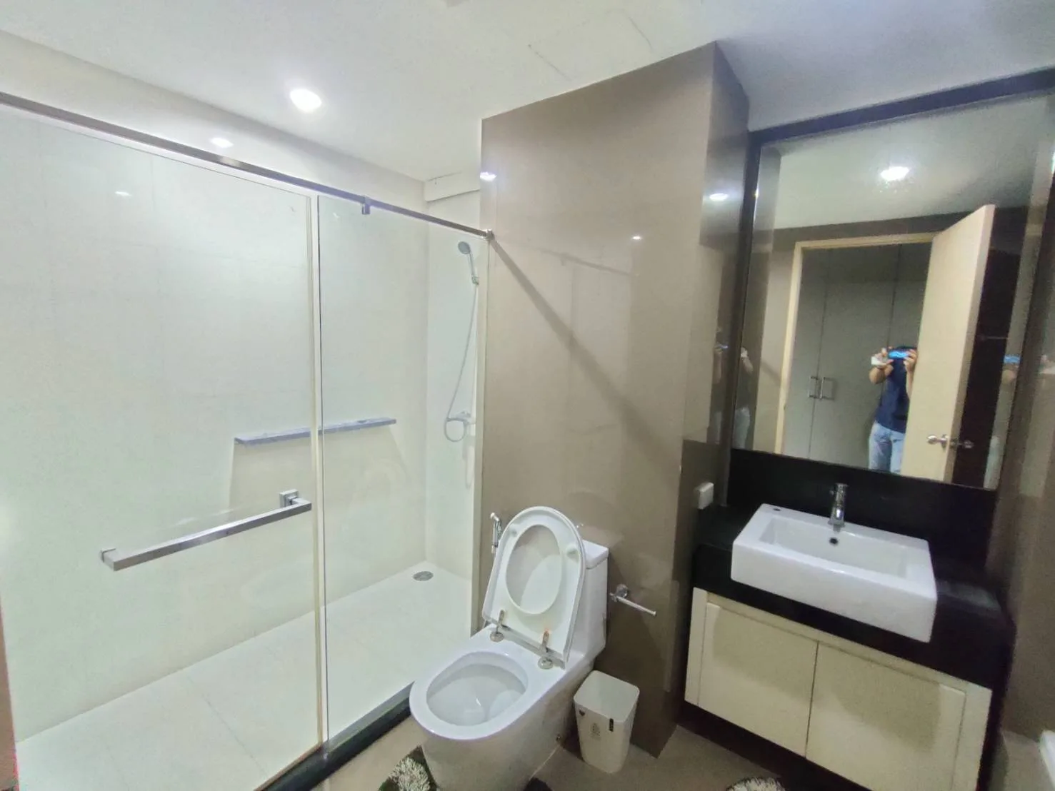 Property photos for Siri On 8