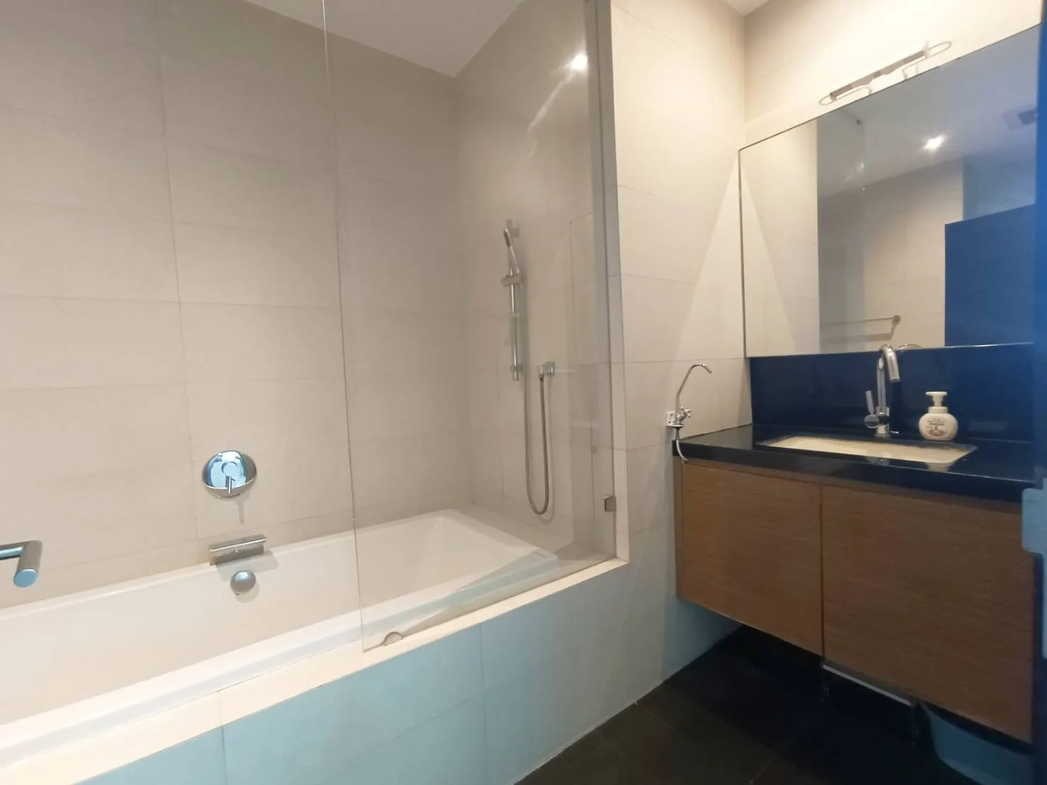 Property photos for Eight Thonglor Residence