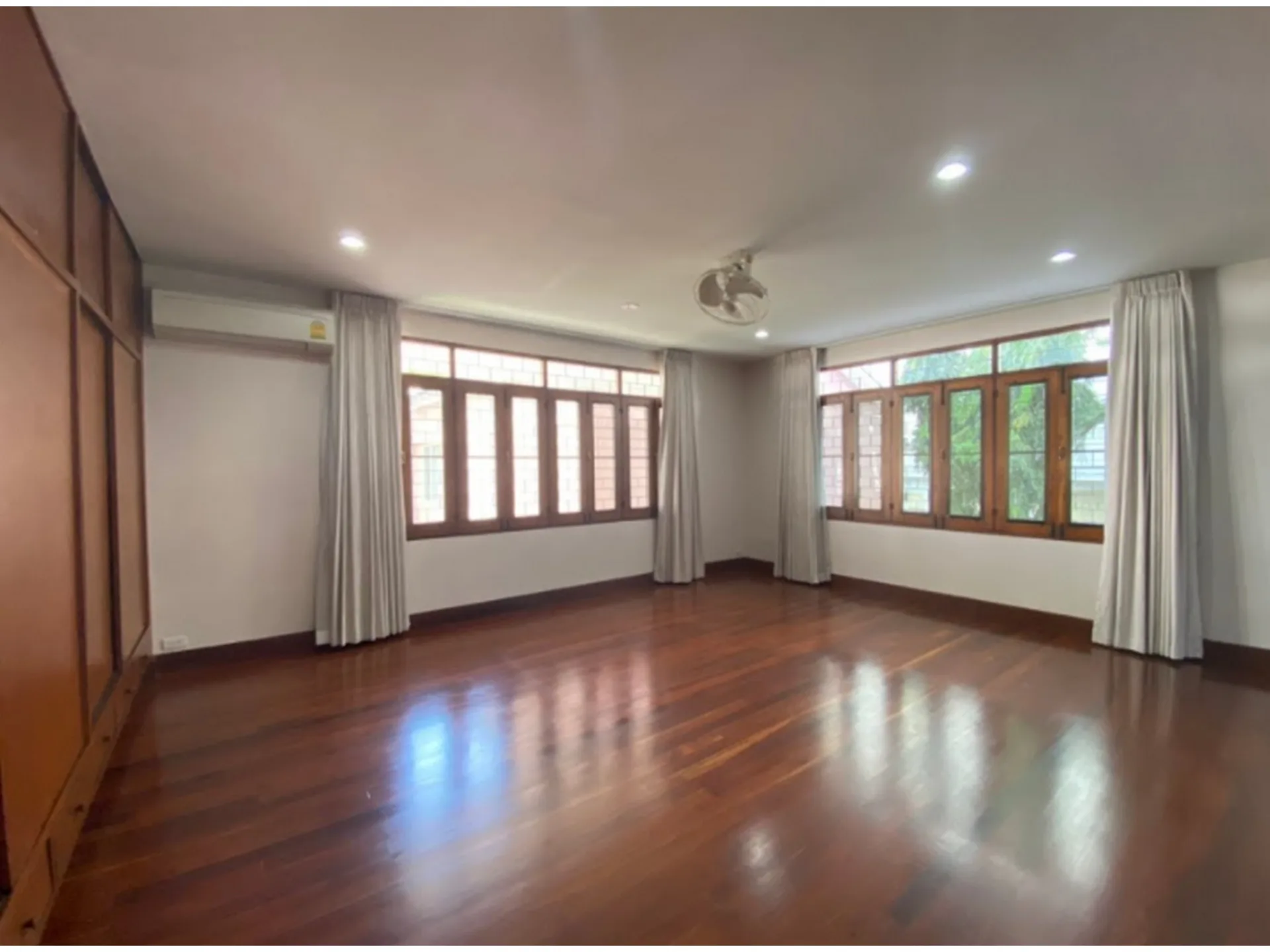 Property photos for 13 Yaek Soi Sammit