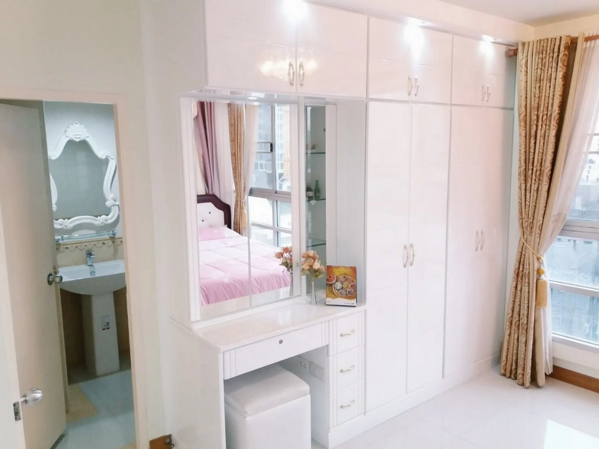 Property photos for Pathumwan Resort