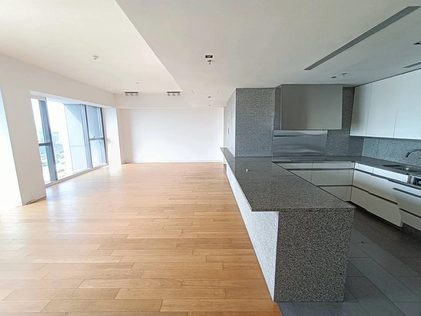 Property photos for The Met
