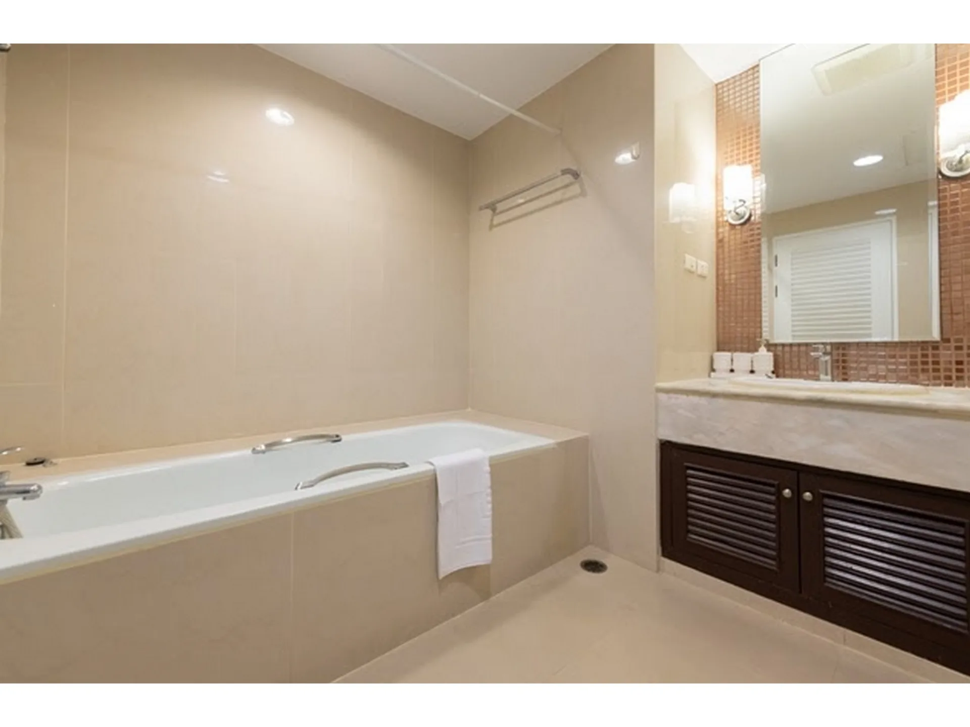 Property photos for Lake Green