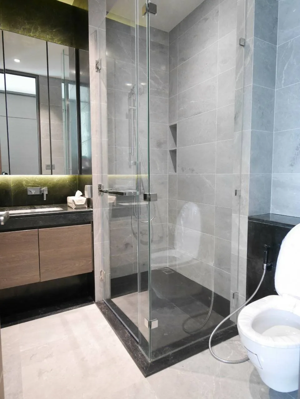 Property photos for 28 Chidlom