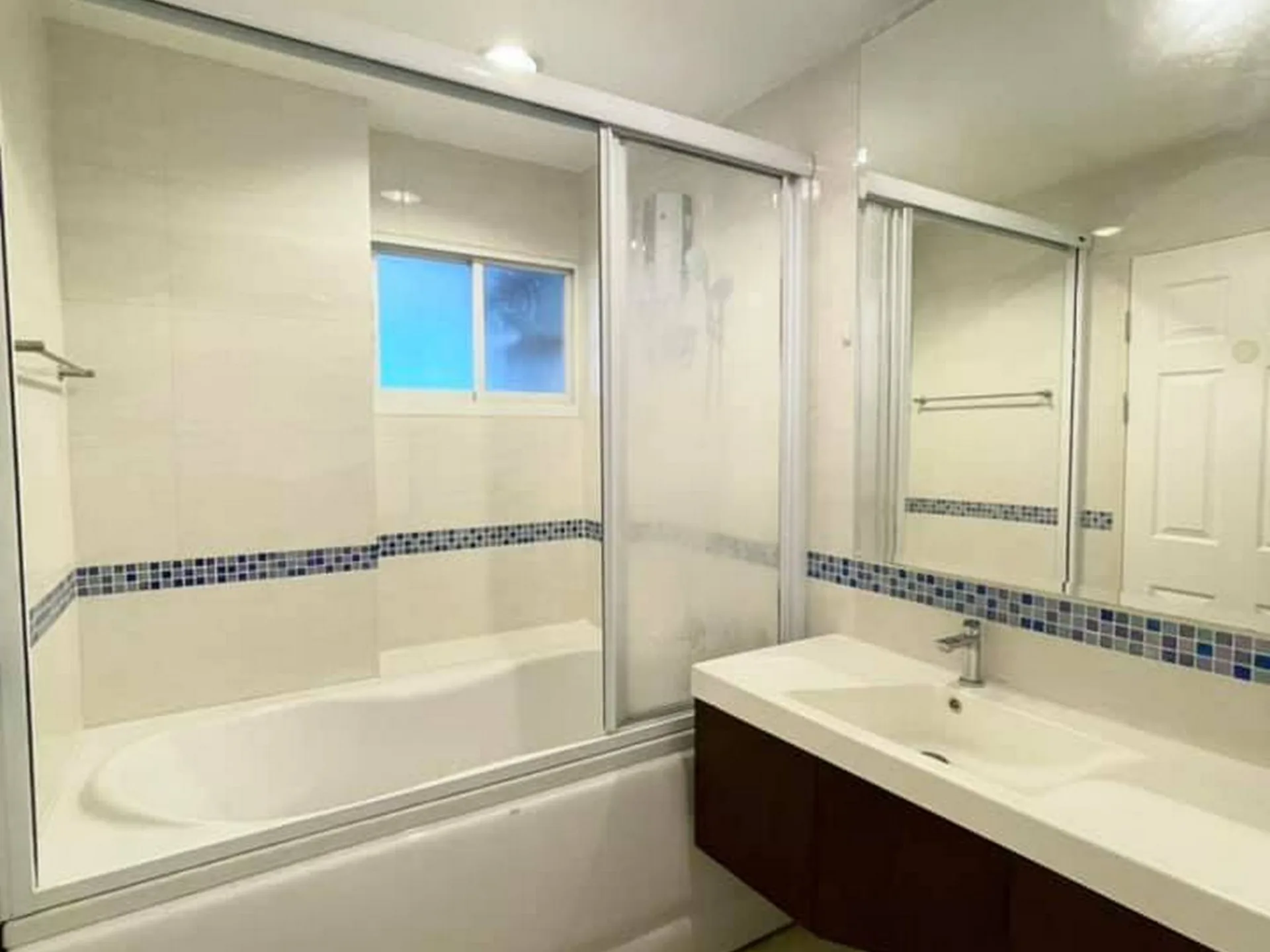 Property photos for Life @ Phahon - Ari
