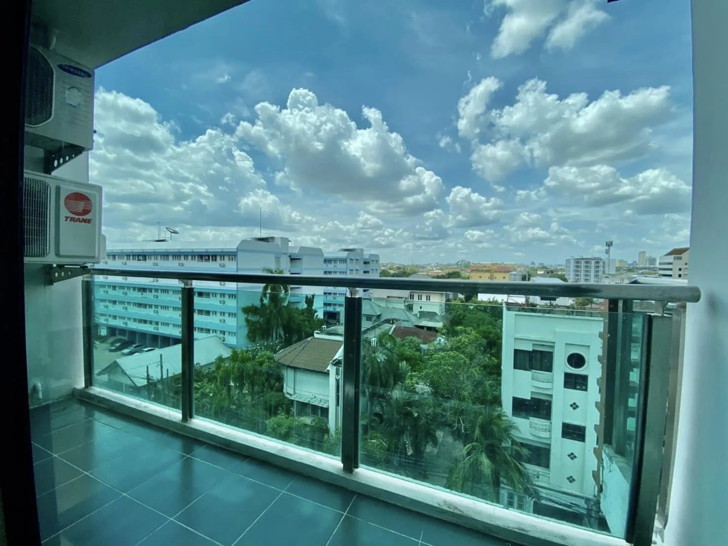 Property photos for Chateau In Town Phahonyothin 32