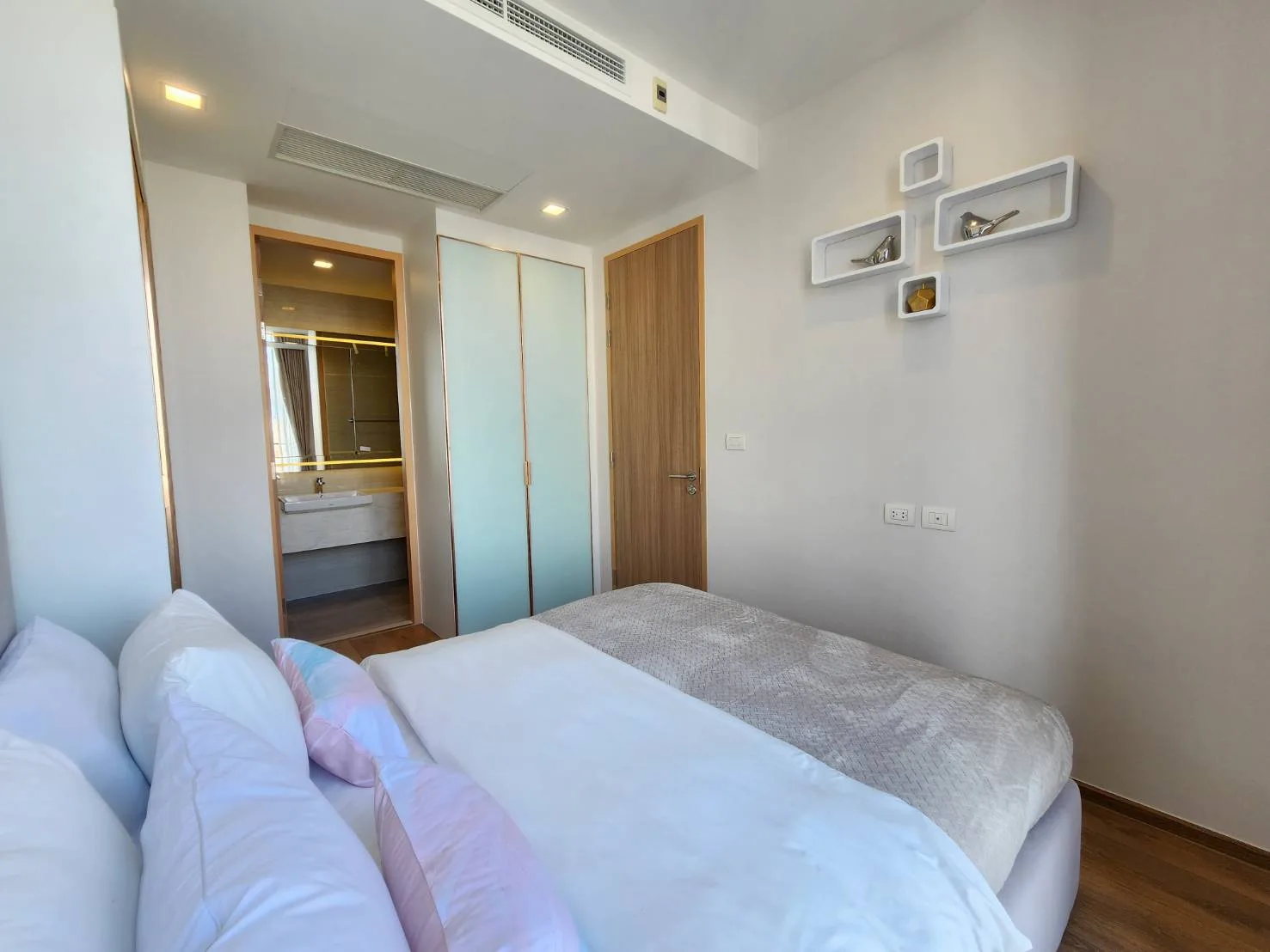 Property photos for Noble BE 33
