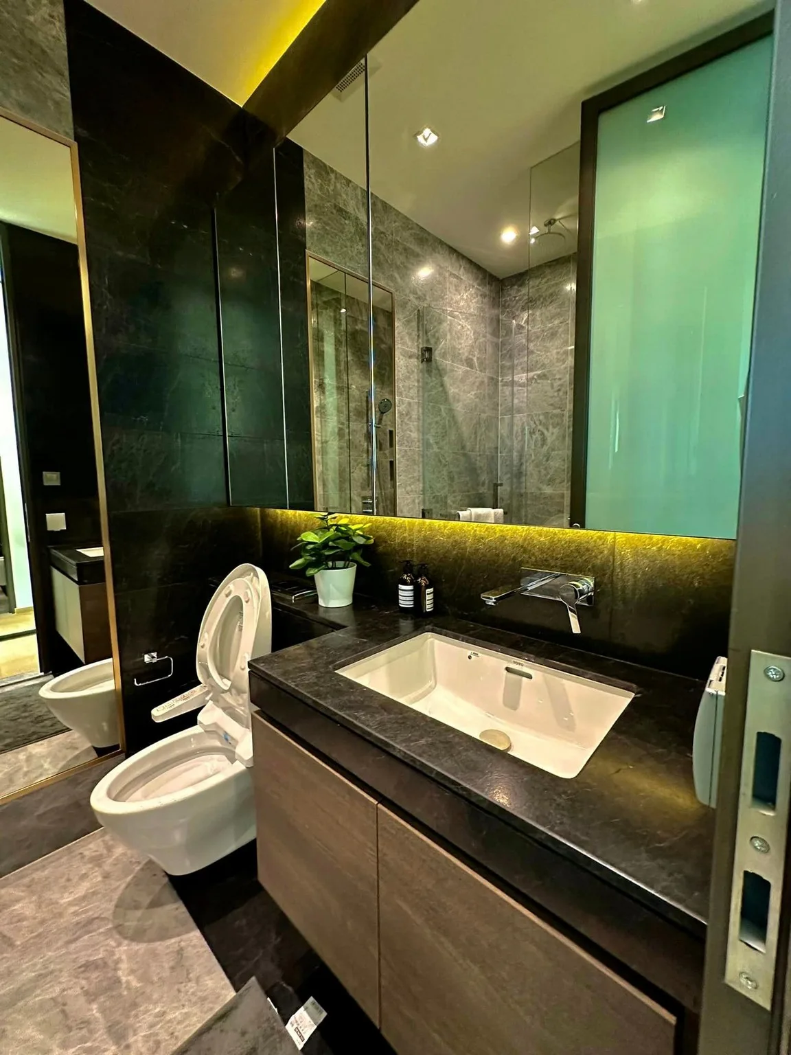 Property photos for 28 Chidlom
