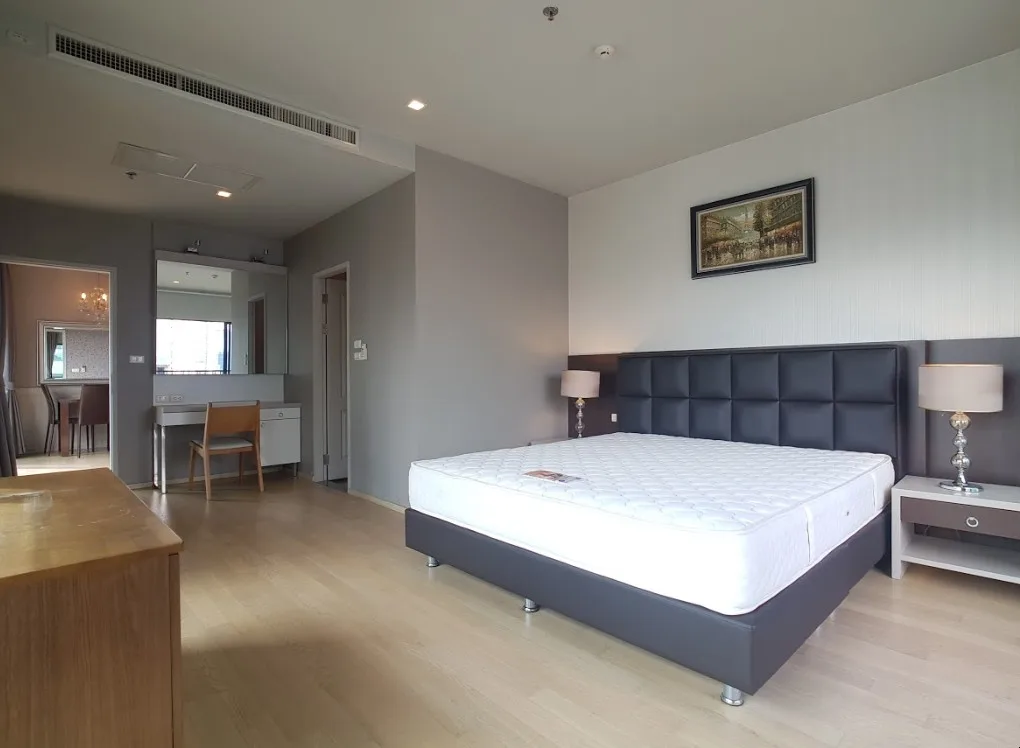 Property photos for Noble Refine