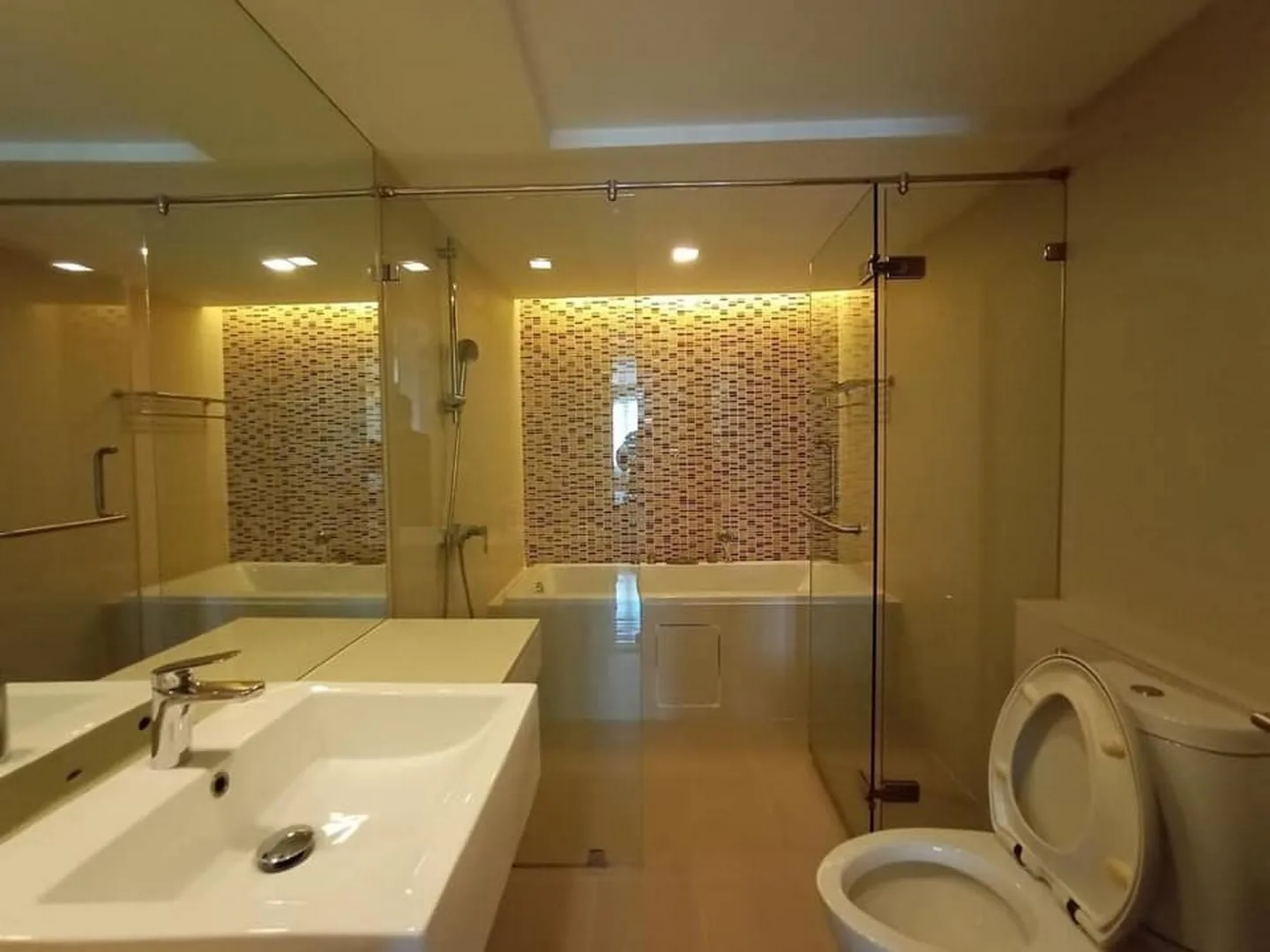 Property photos for Le Nice Ekamai