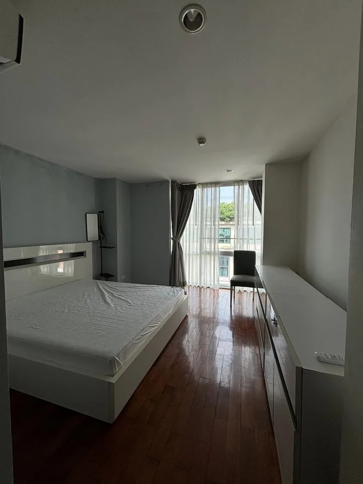 Property photos for Siri On 8