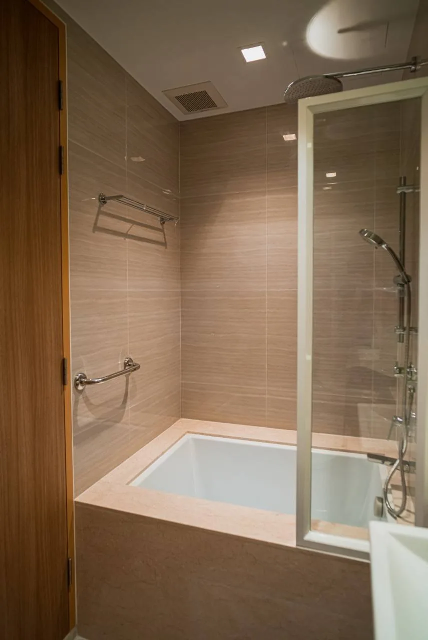 Property photos for Noble BE 33