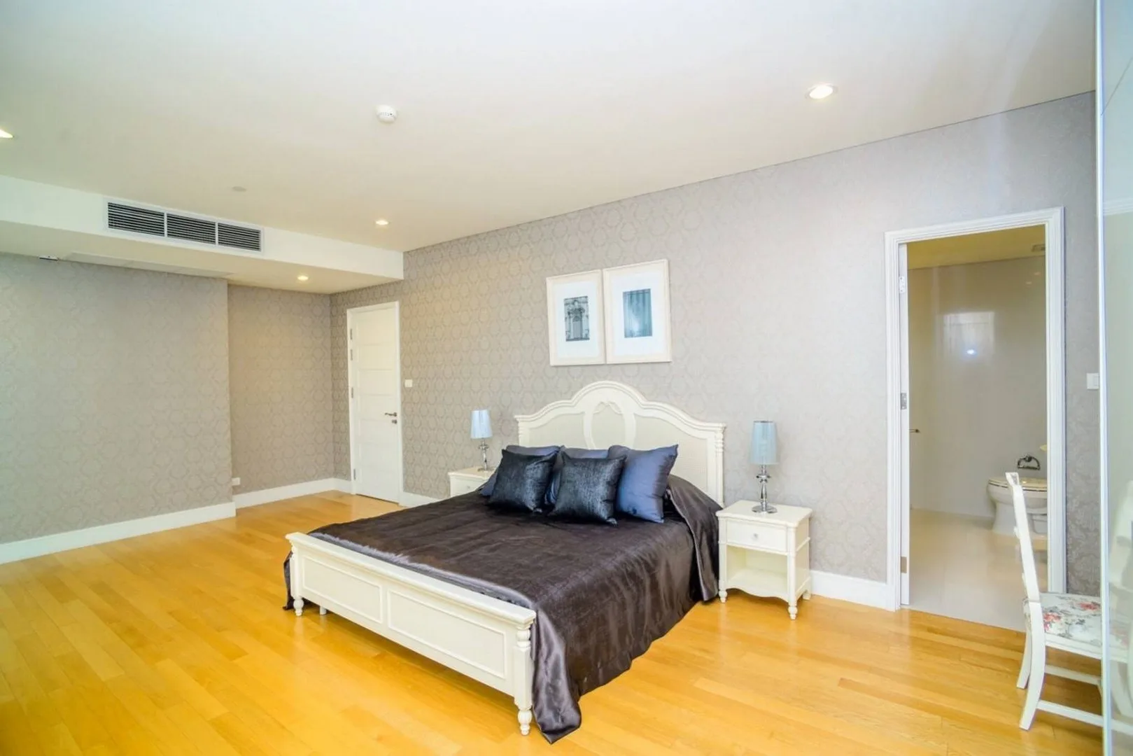 Property photos for Aguston Sukhumvit 22