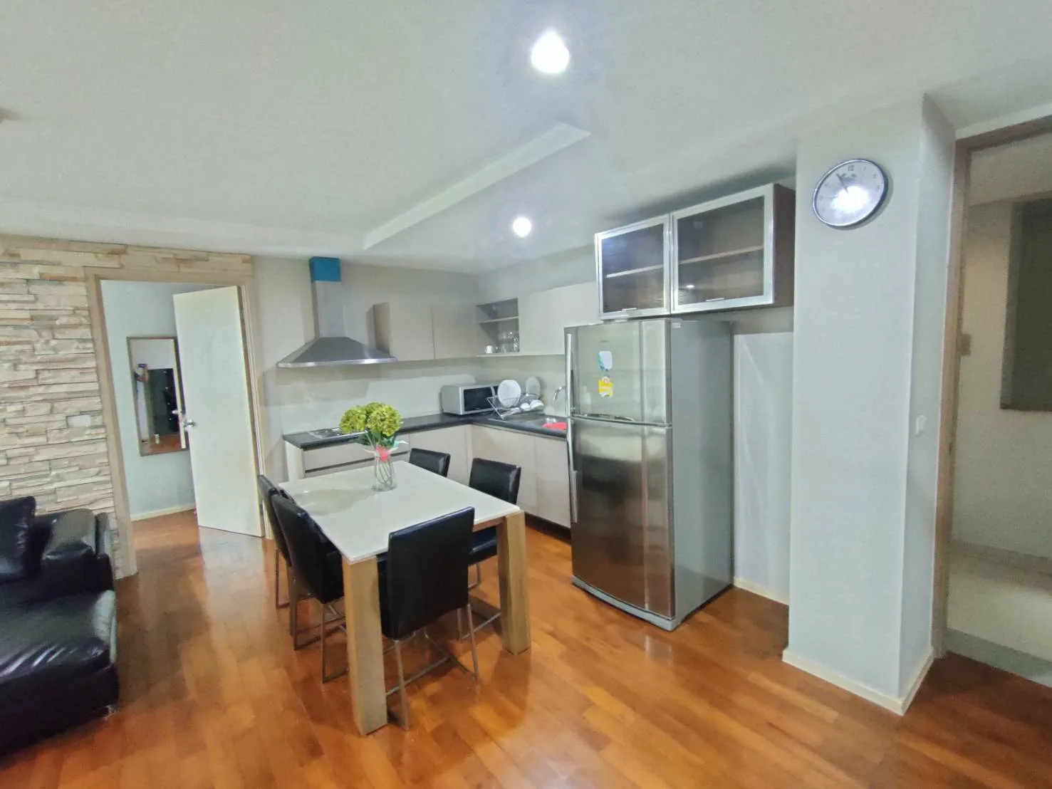 Property photos for Siri On 8