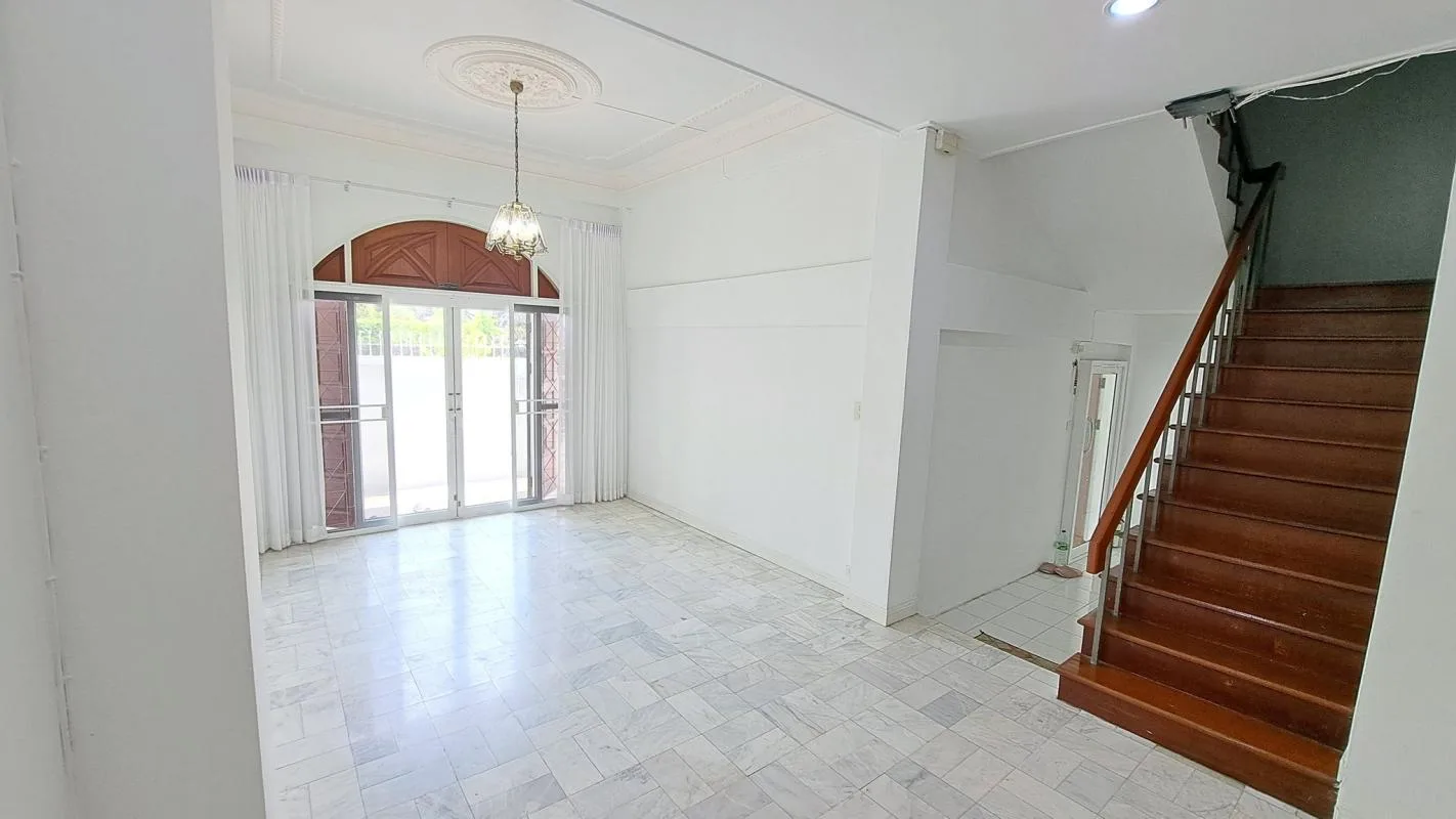 Property photos for Townhouse Soi Prasoet Di