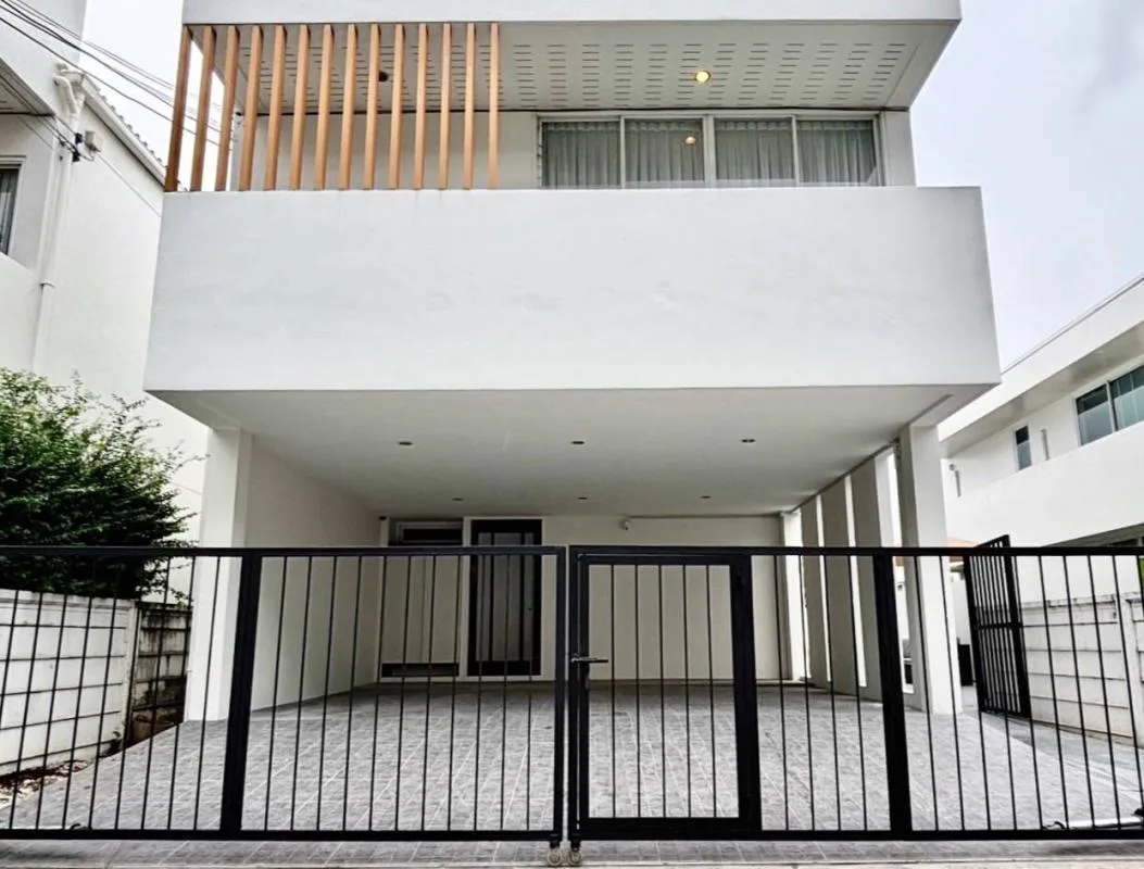 Property photos for Courtyard Villa Rama 9-wongwaen