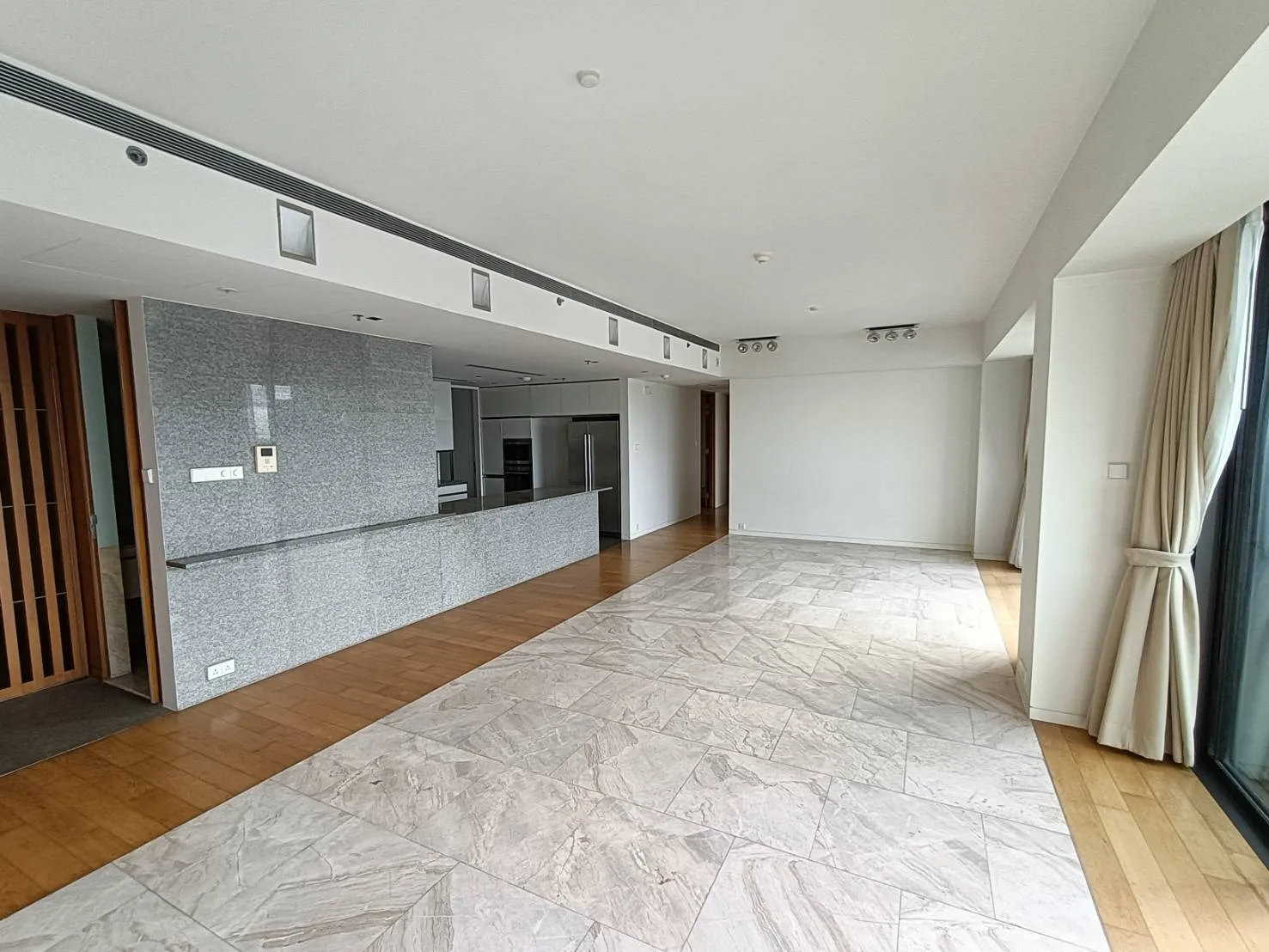 Property photos for The Met