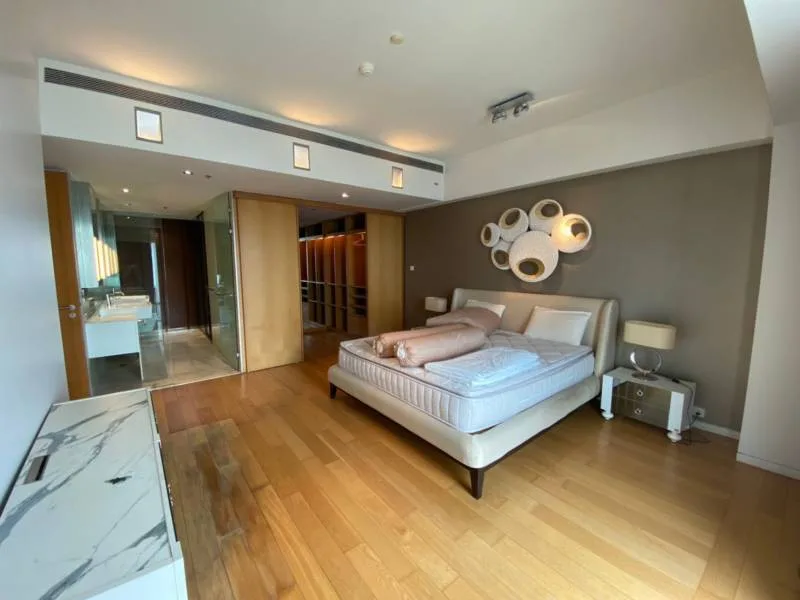 Property photos for The Met