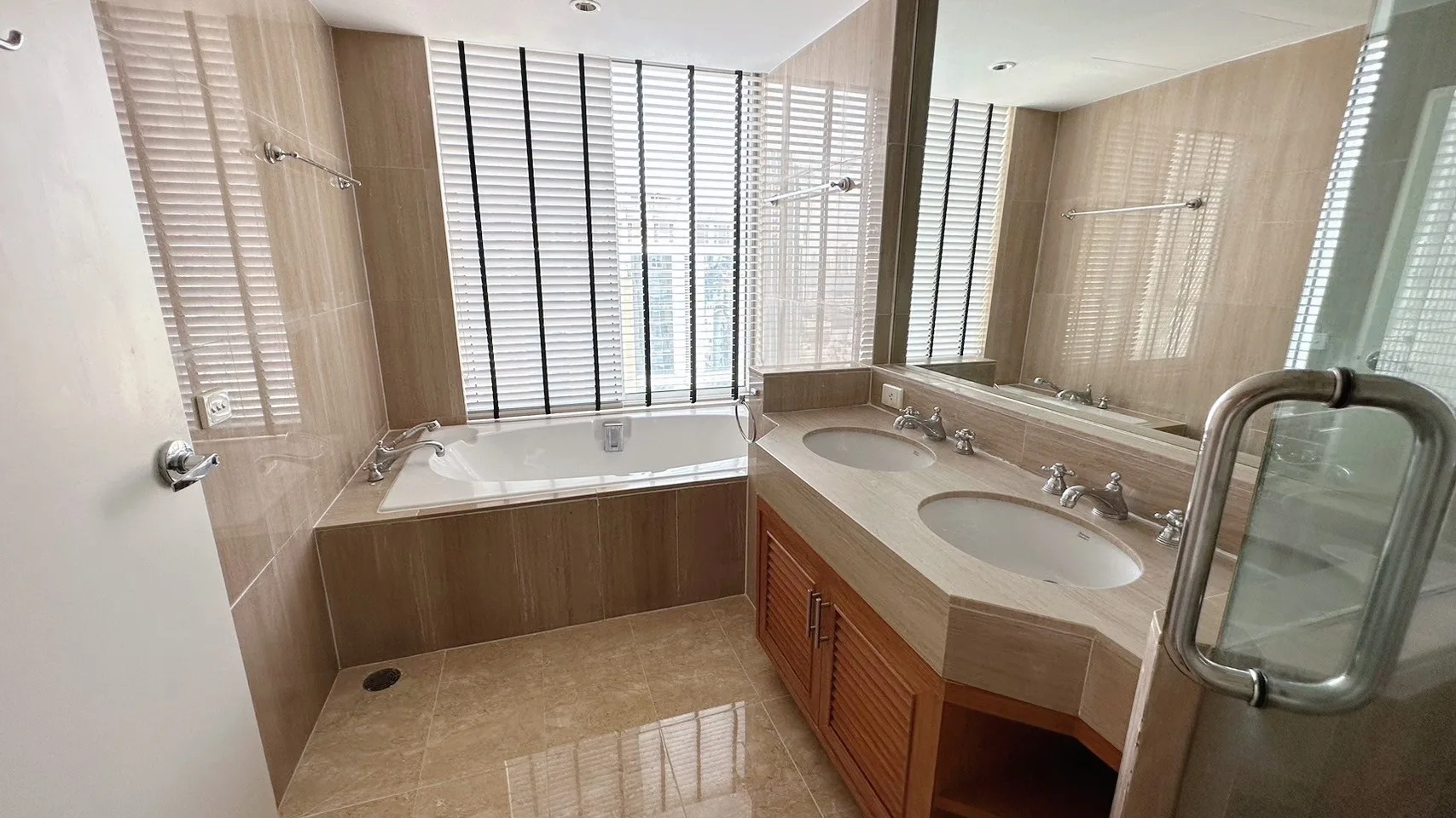 Property photos for Langsuan Ville