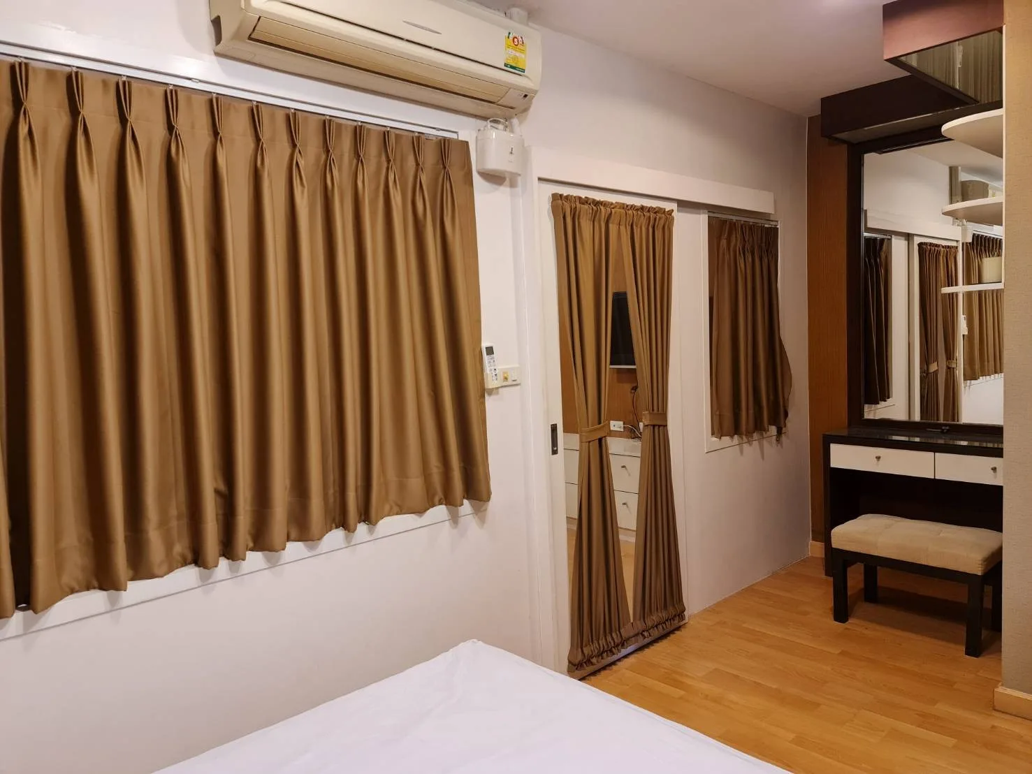 Property photos for The Room Sathorn - St.Louis