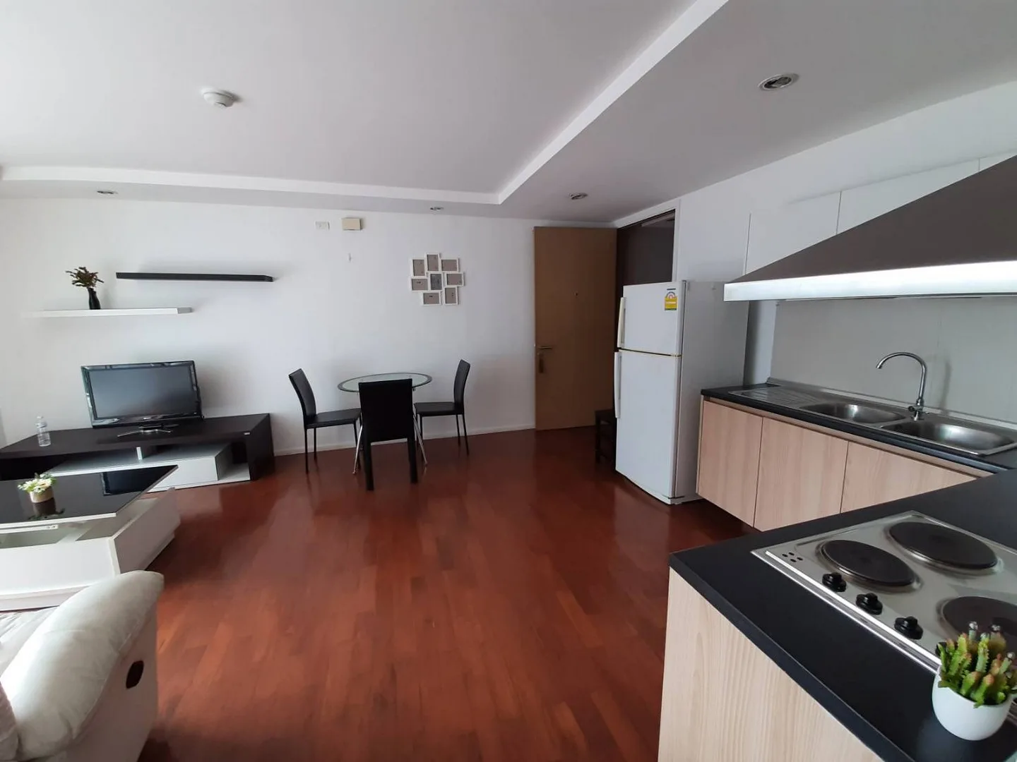 Property photos for Siri On 8