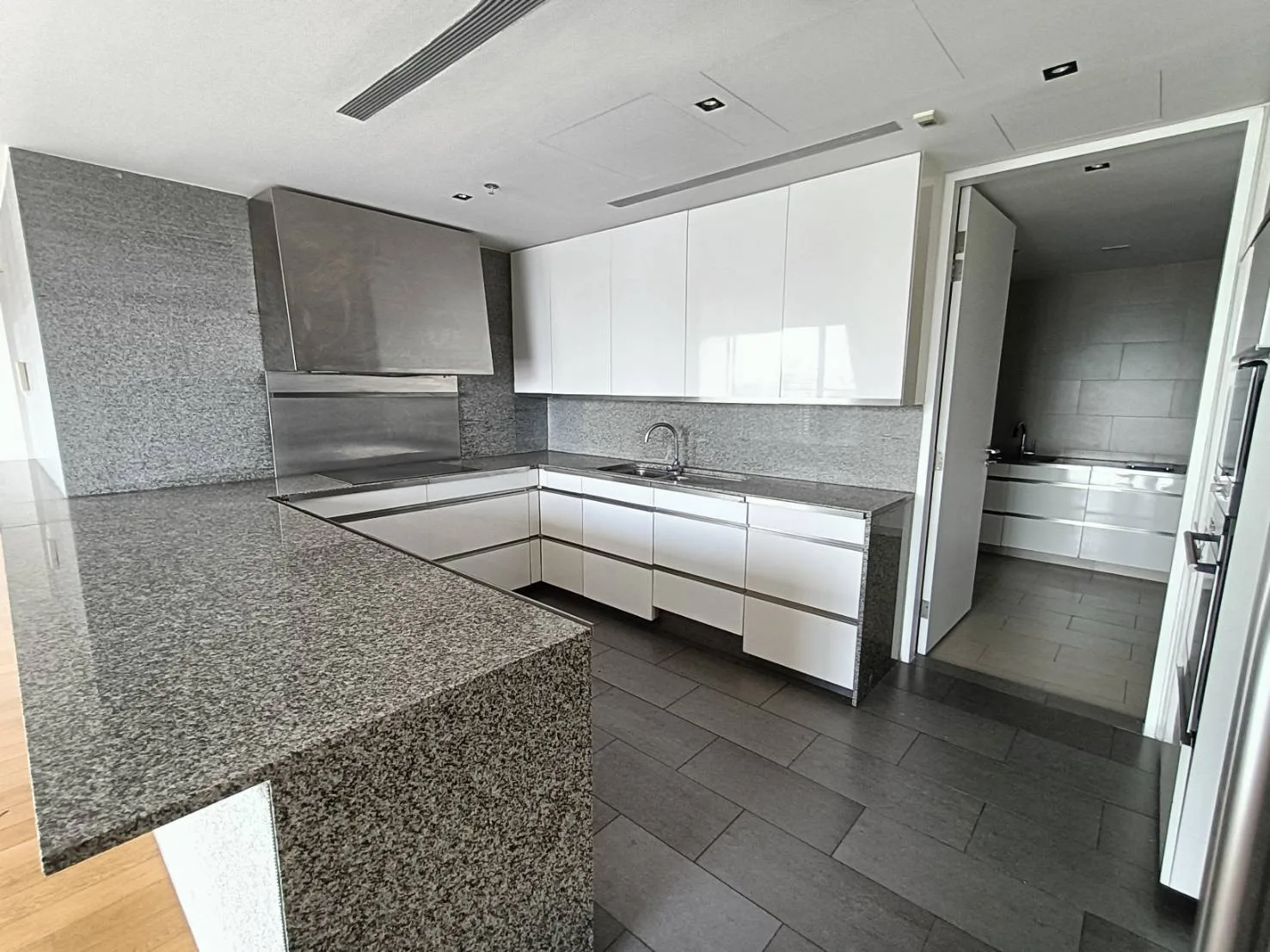 Property photos for The Met