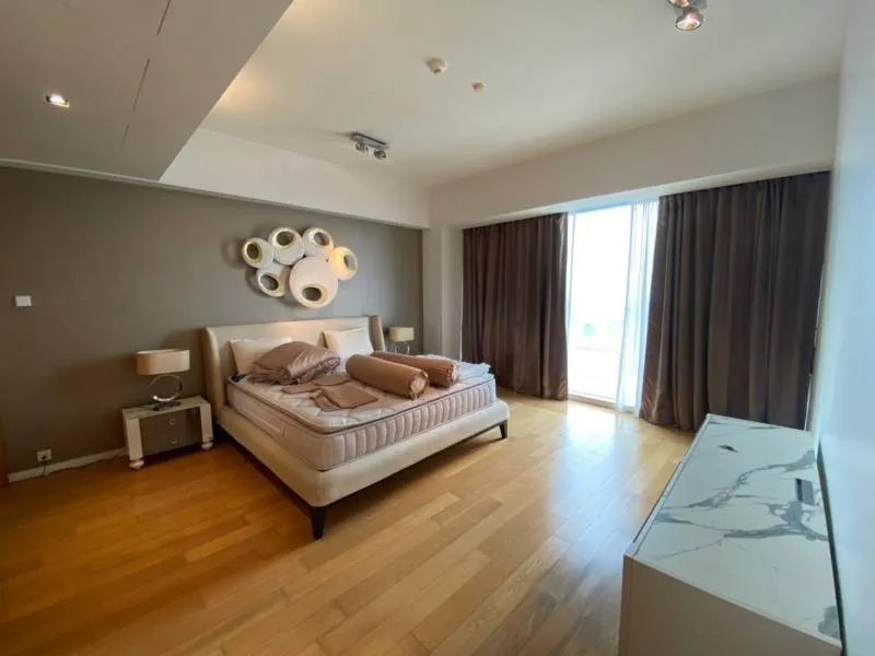 Property photos for The Met