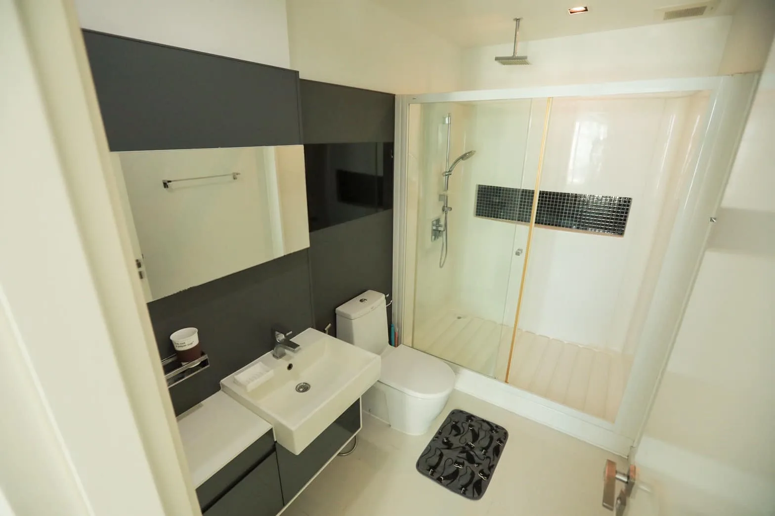 Property photos for The Room Sukhumvit 62