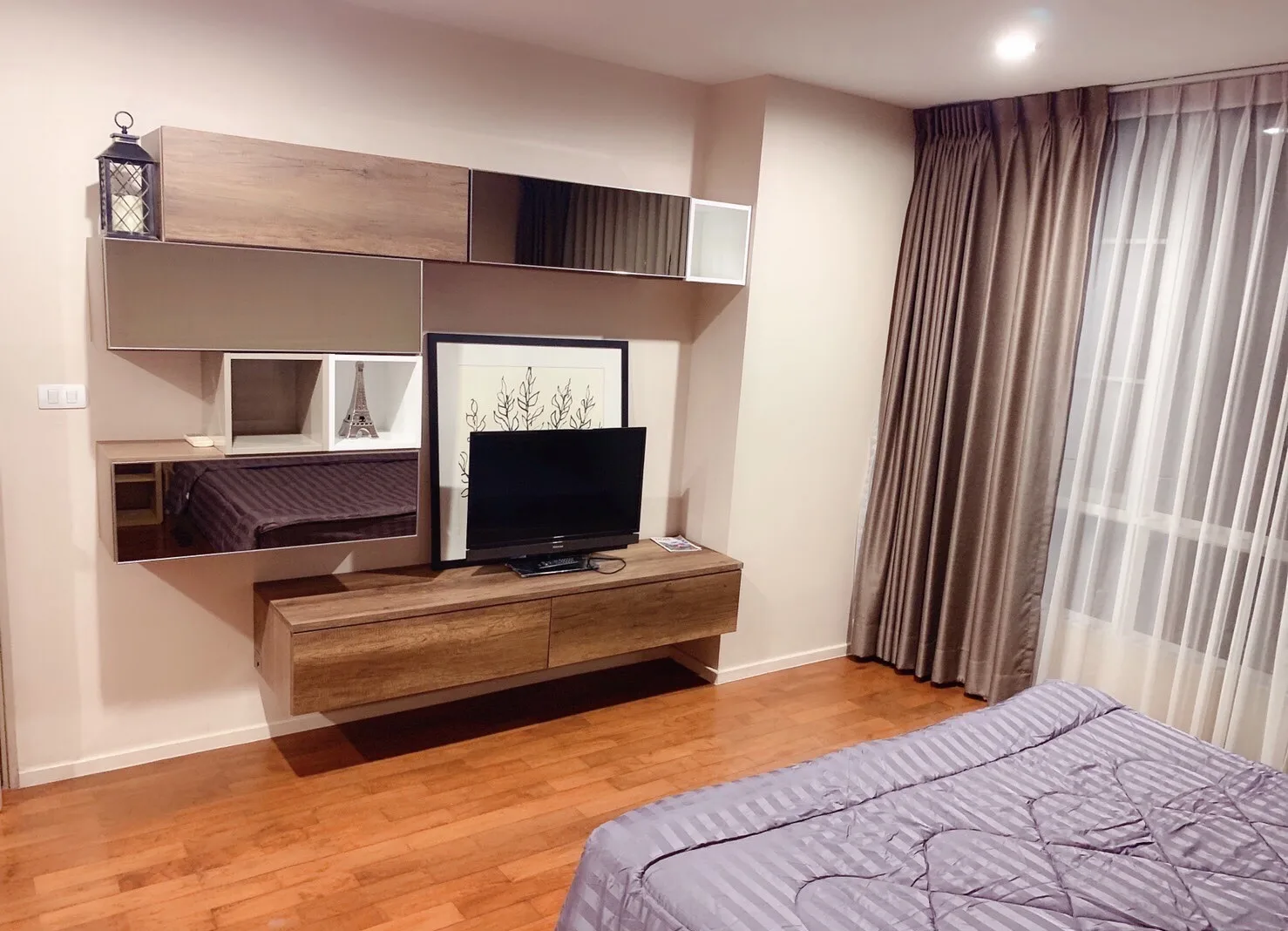 Property photos for Siri On 8