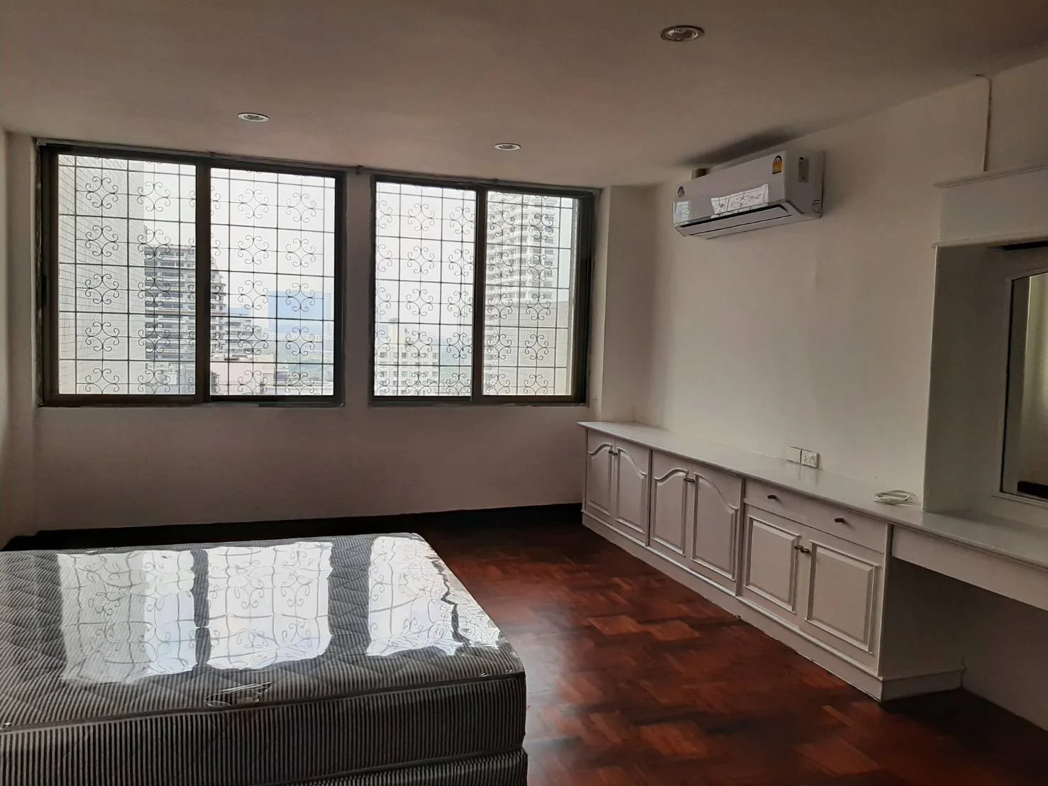 Property photos for Sriratana Mansion 1