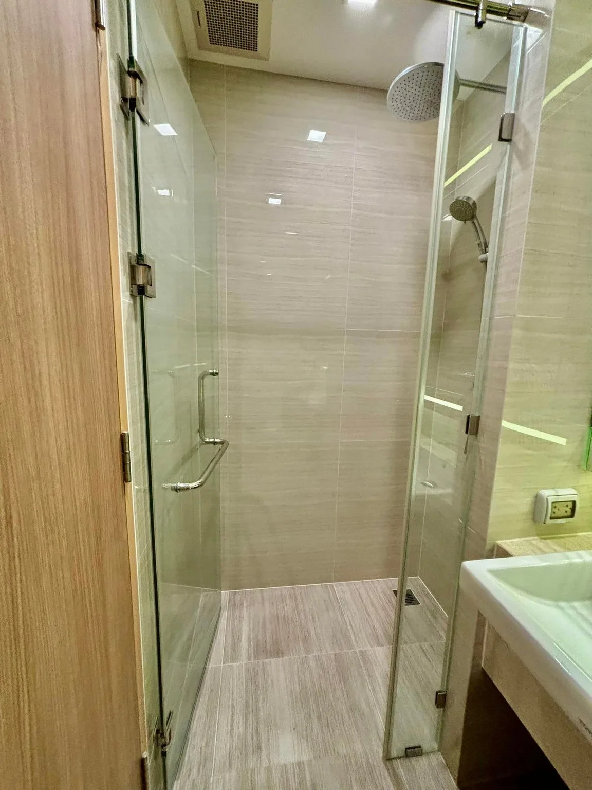 Property photos for Noble BE 33