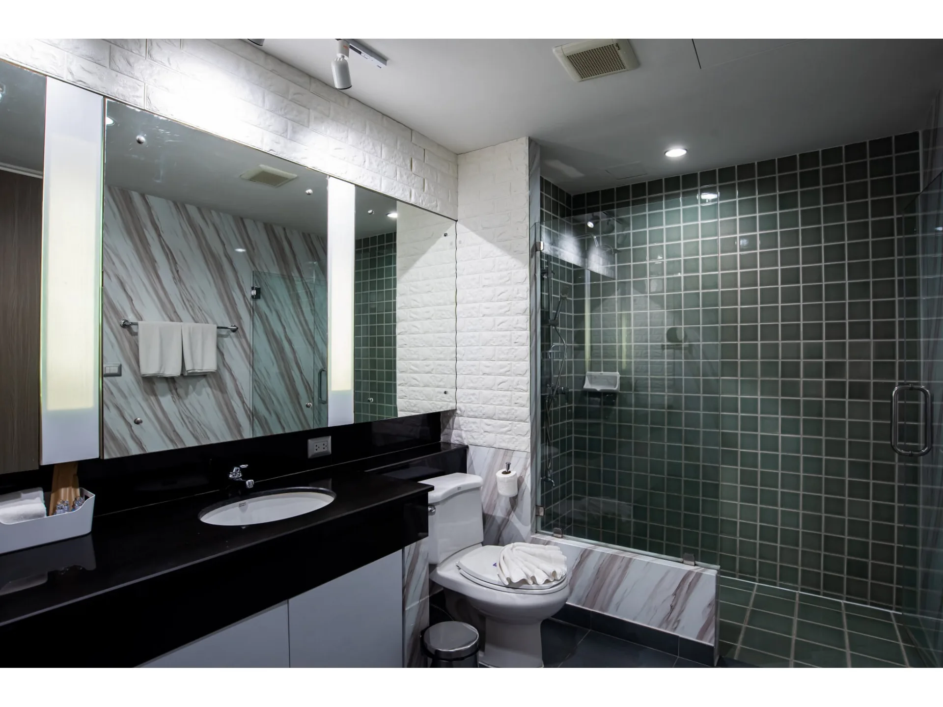 Property photos for Benviar Tonson Residence