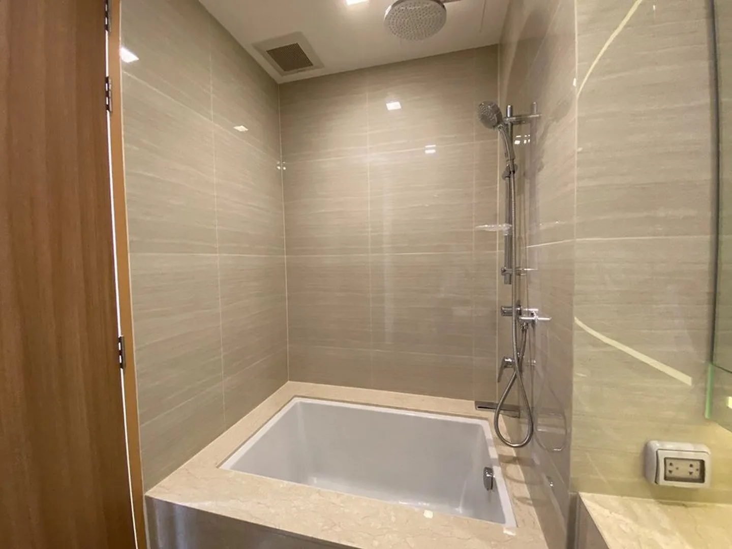 Property photos for Noble BE 33