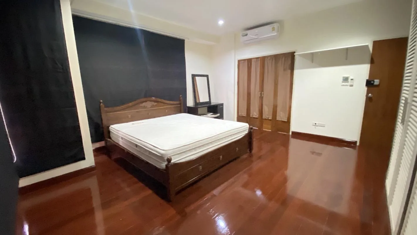 Property photos for Single House Suk. 63