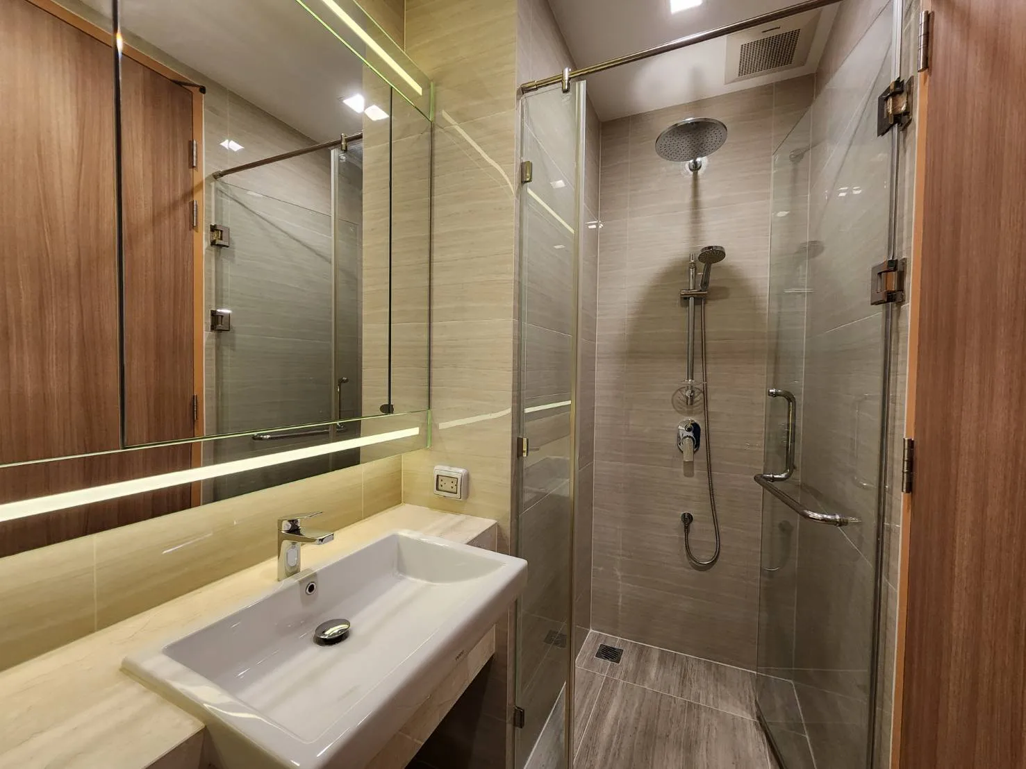 Property photos for Noble BE 33