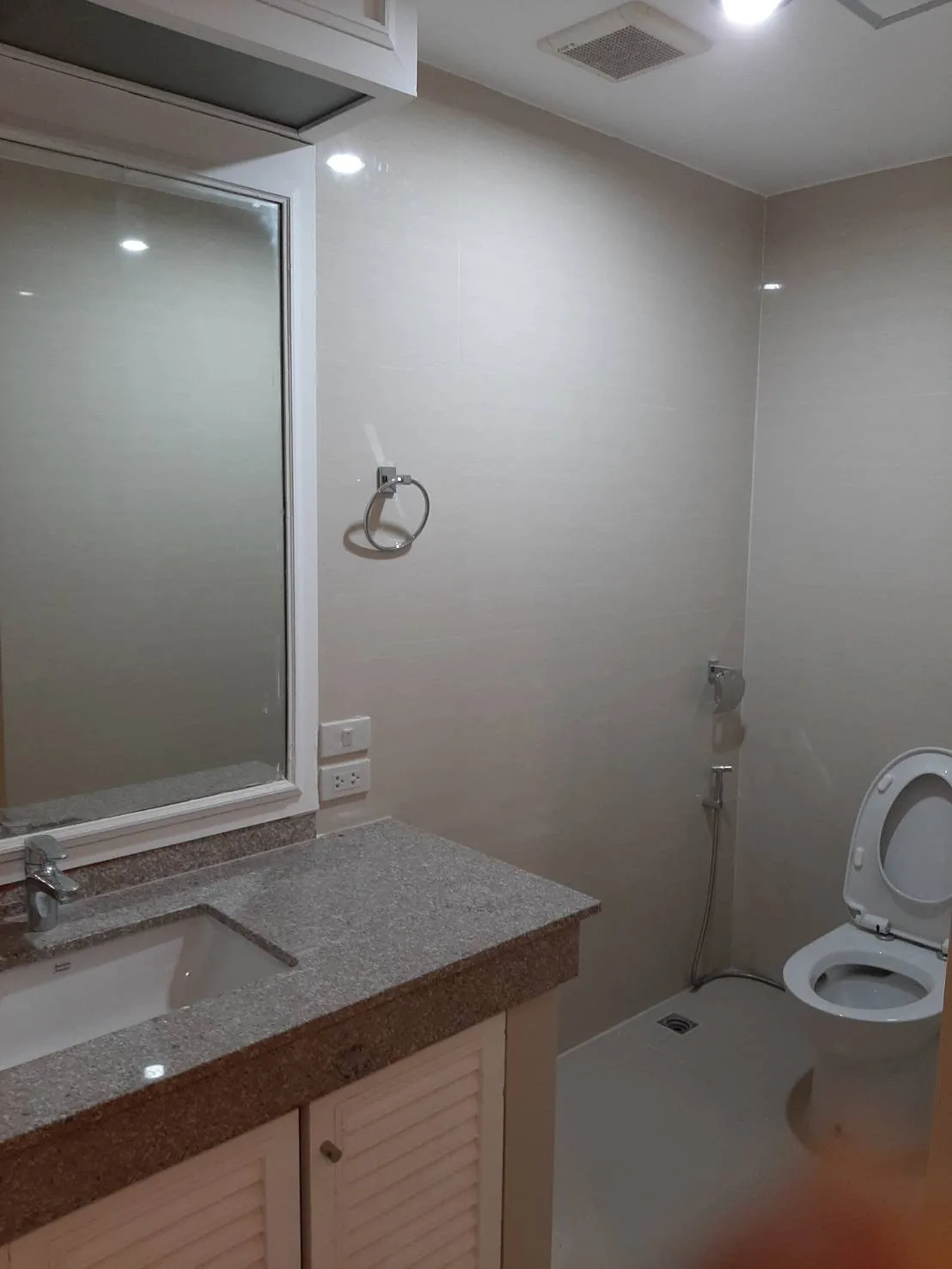 Property photos for Sriratana Mansion 1
