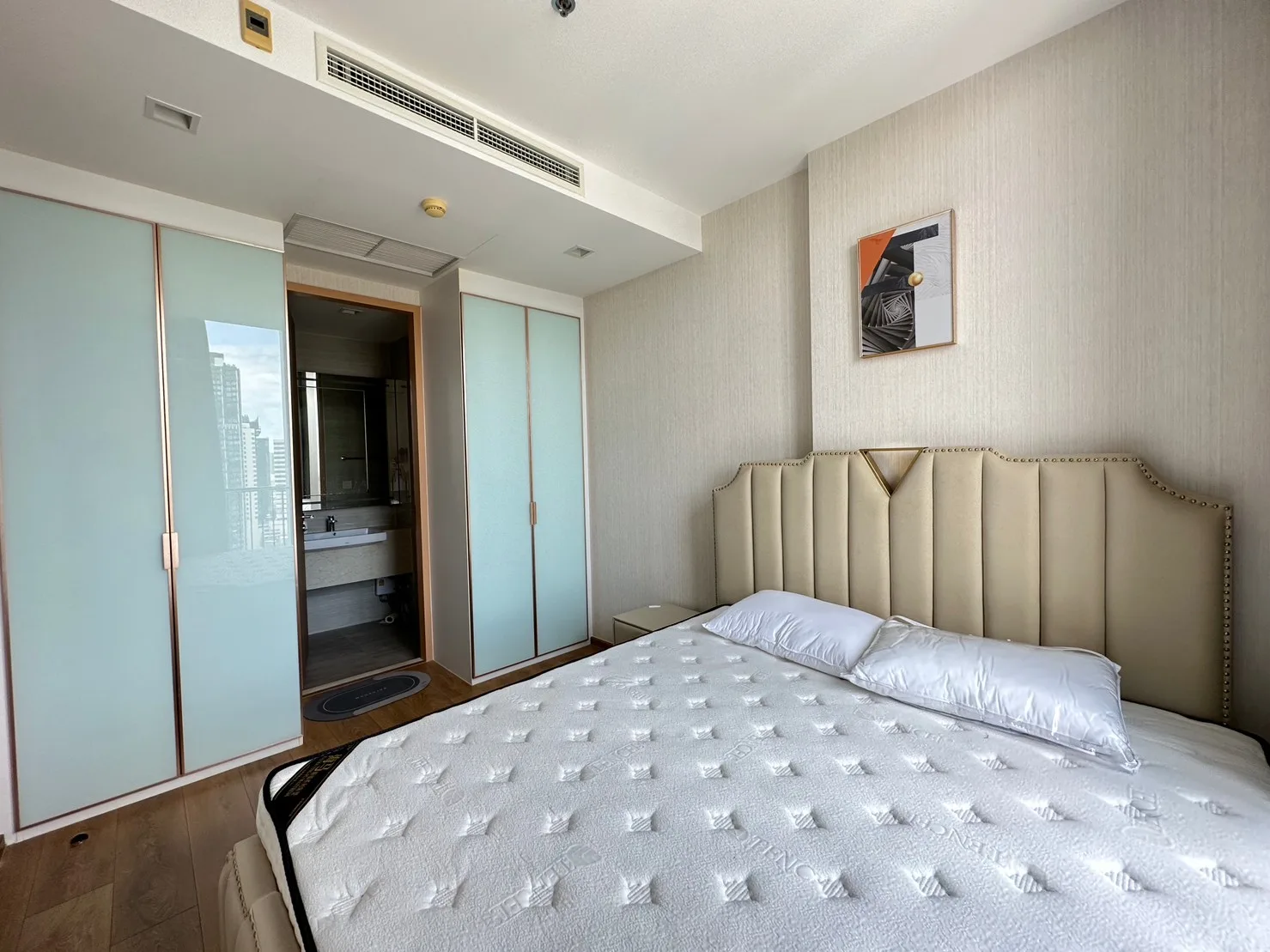 Property photos for Noble BE 33