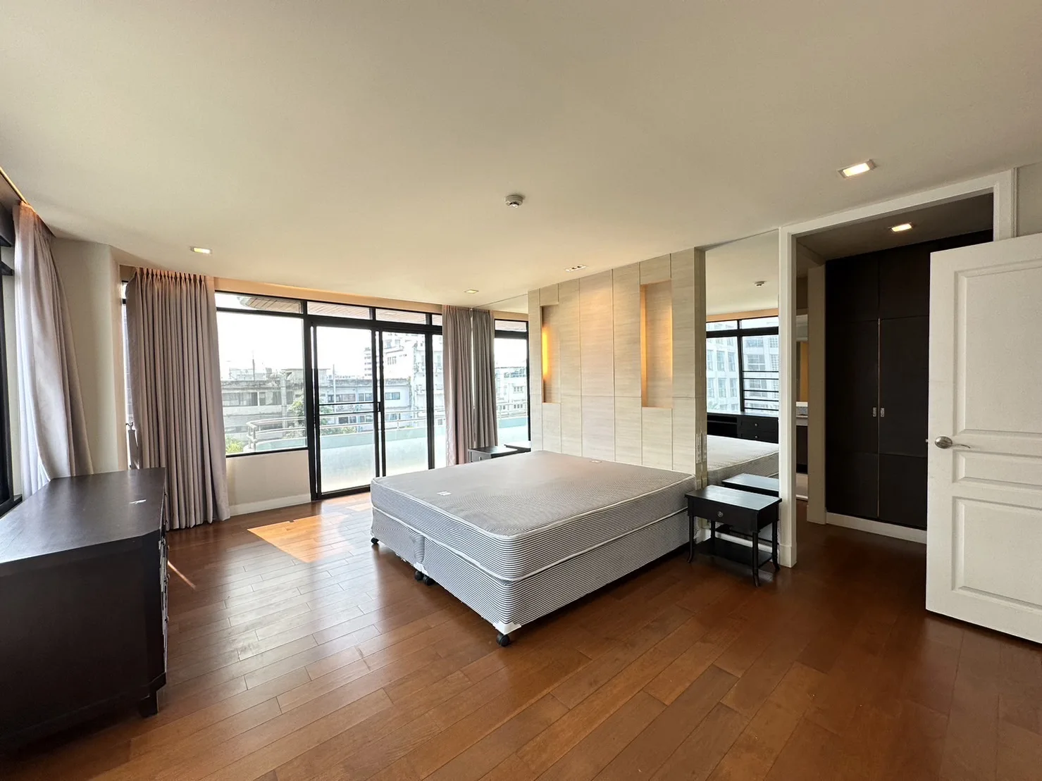 Property photos for Romsai Residence - Thong Lo